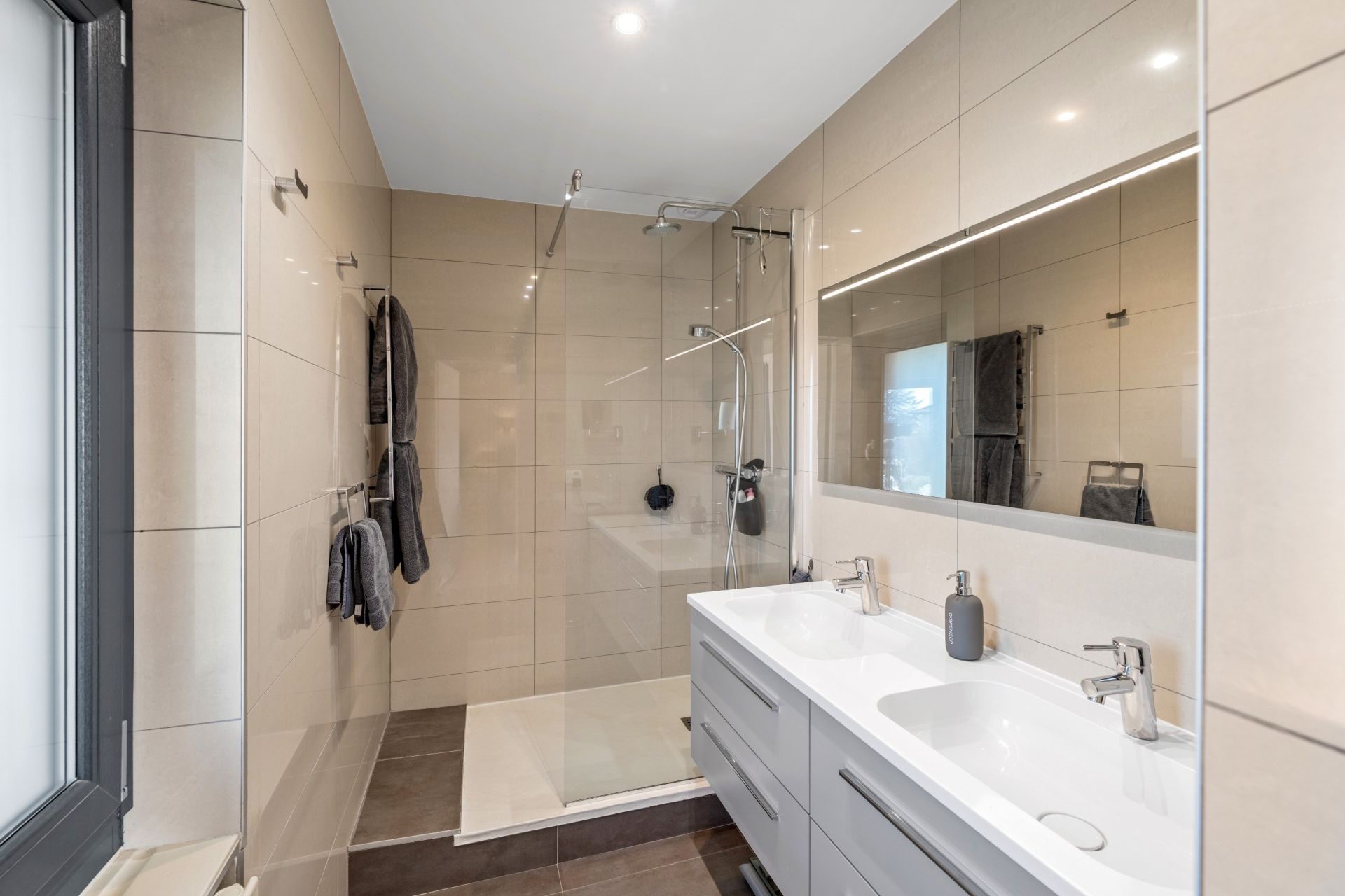 luxury house 6 Rooms for sale on VETRAZ MONTHOUX (74100)