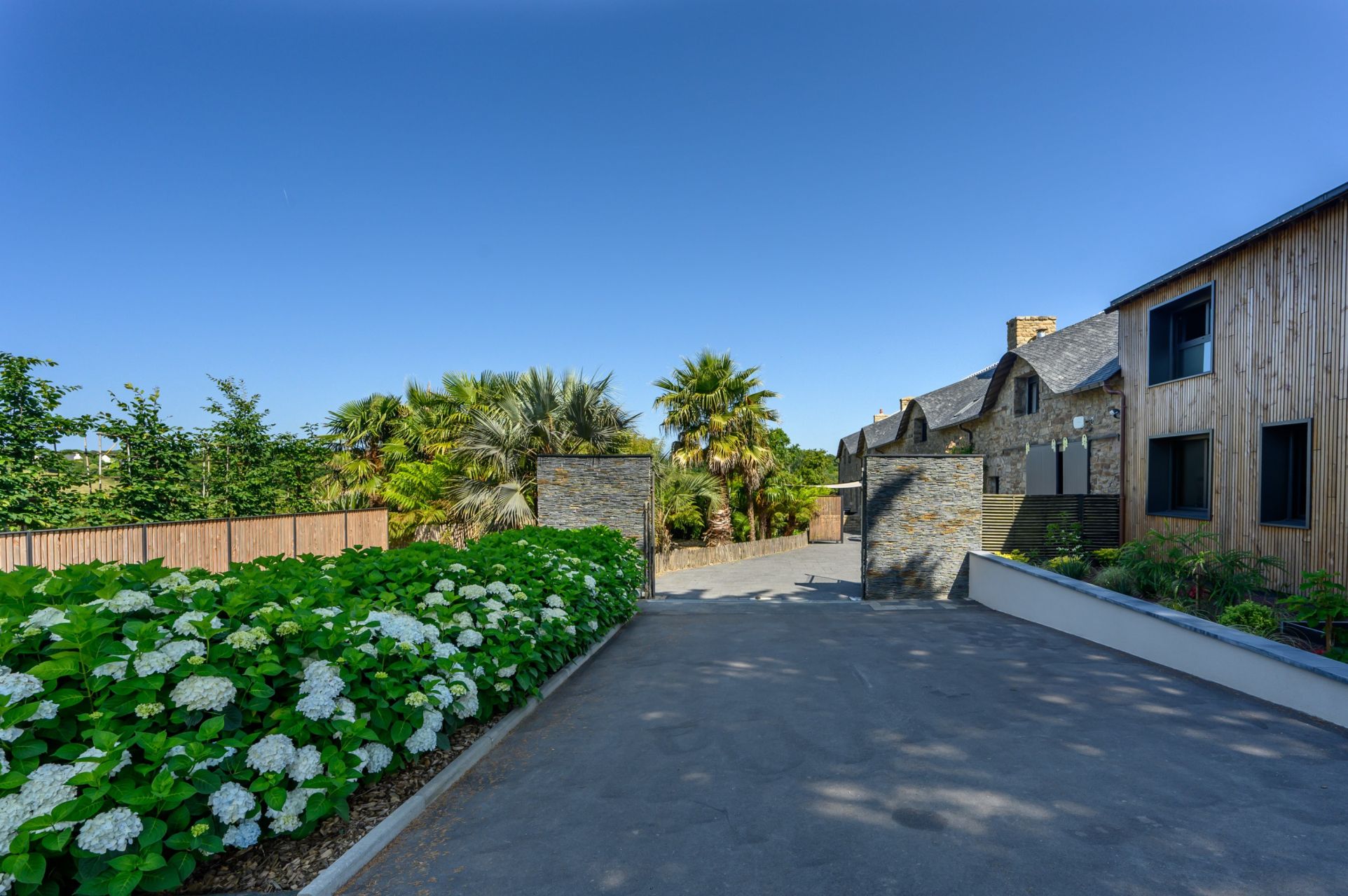 luxury long house 8 Rooms for seasonal rent on BADEN (56870)