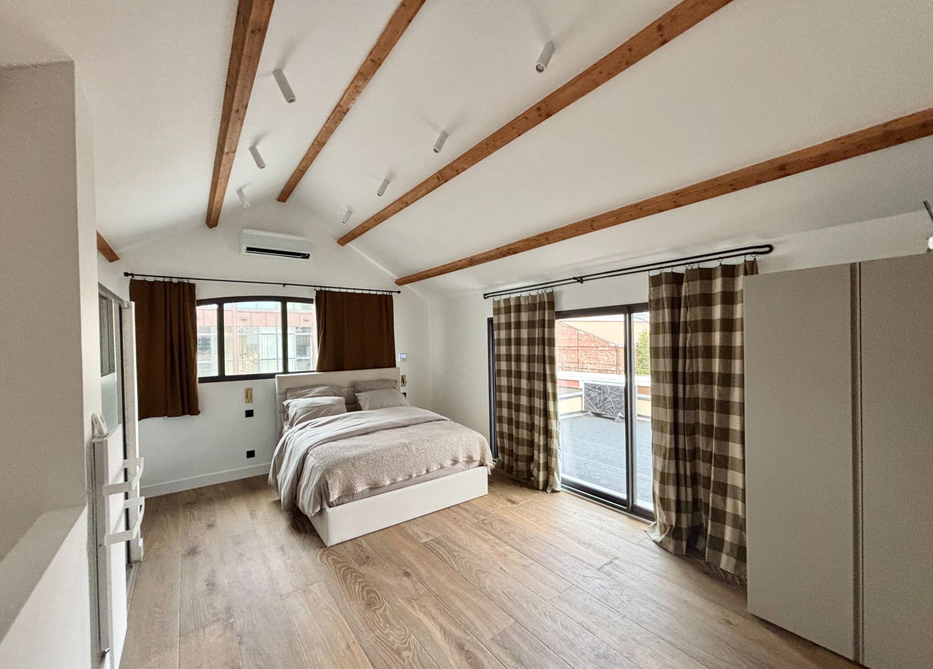 luxury house 9 Rooms for seasonal rent on TROUVILLE SUR MER (14360)