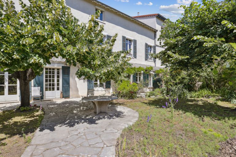 luxury house 9 Rooms for sale on LYON (69003)