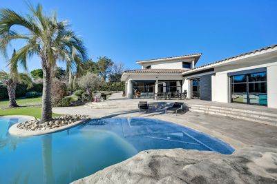 Sale Luxury house Aix-en-Provence 6 Rooms 330 m²