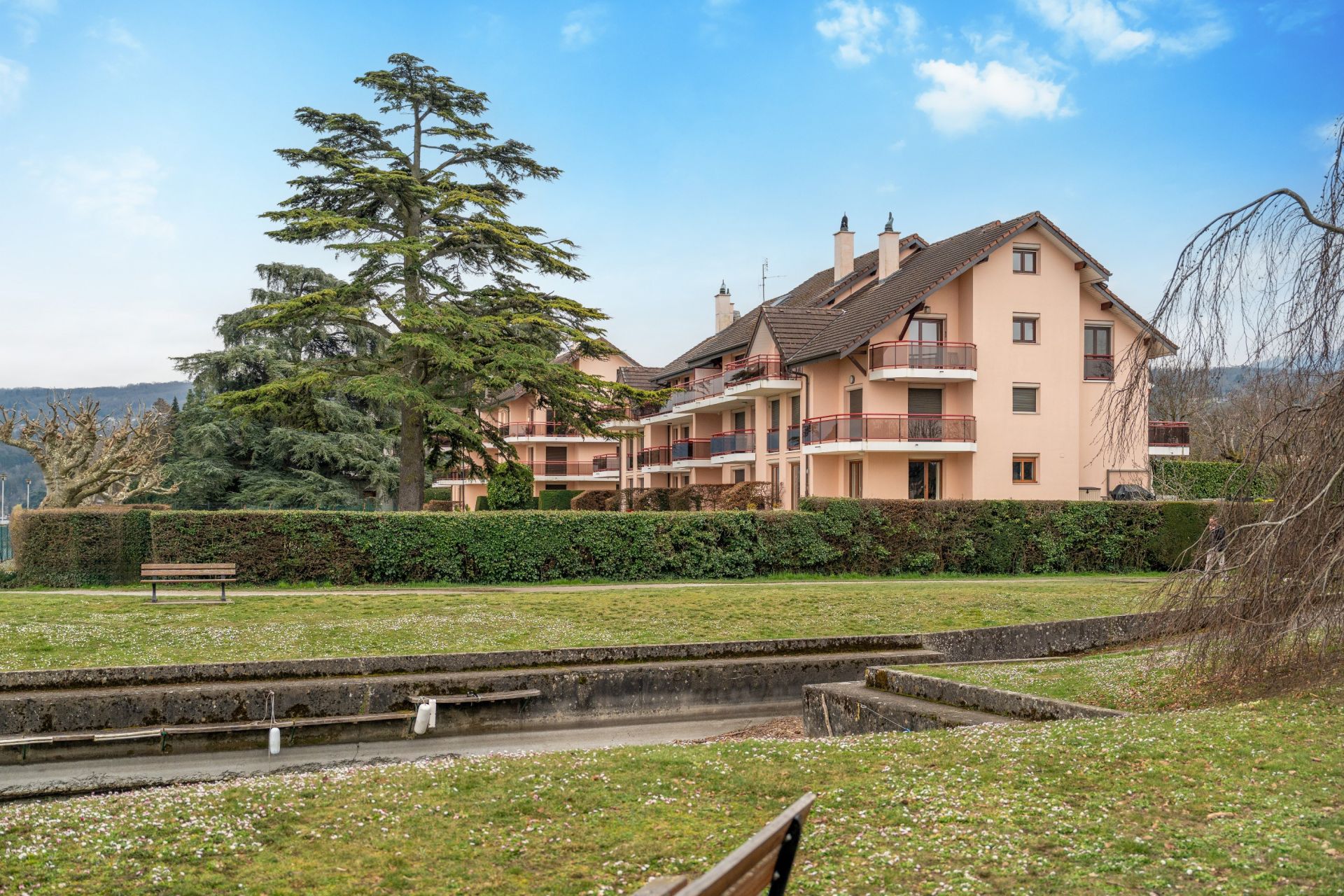 luxury apartment 4 Rooms for sale on PUBLIER (74500)