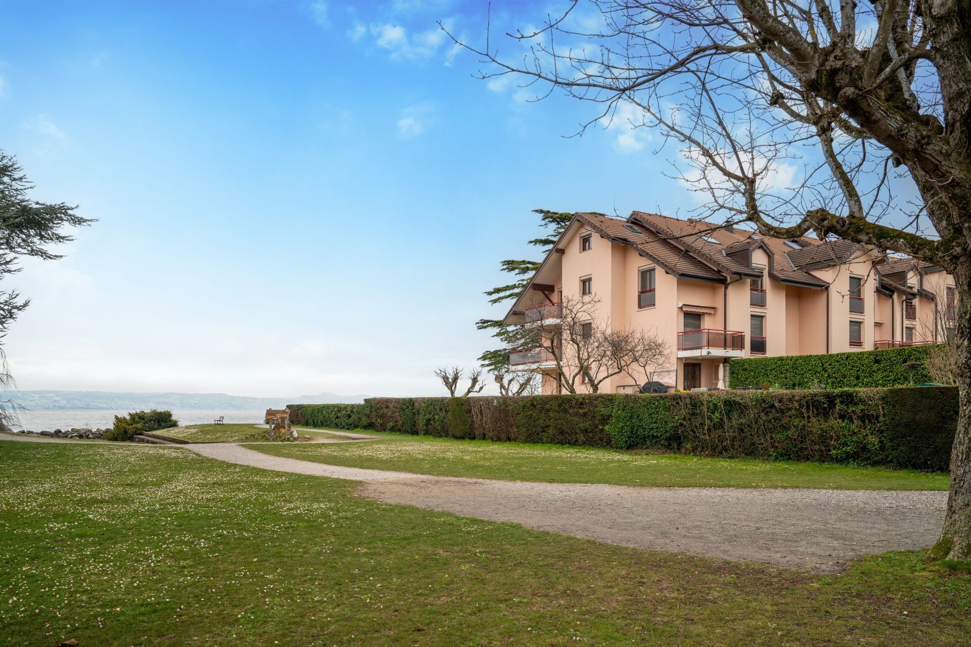 luxury apartment 4 Rooms for sale on PUBLIER (74500)