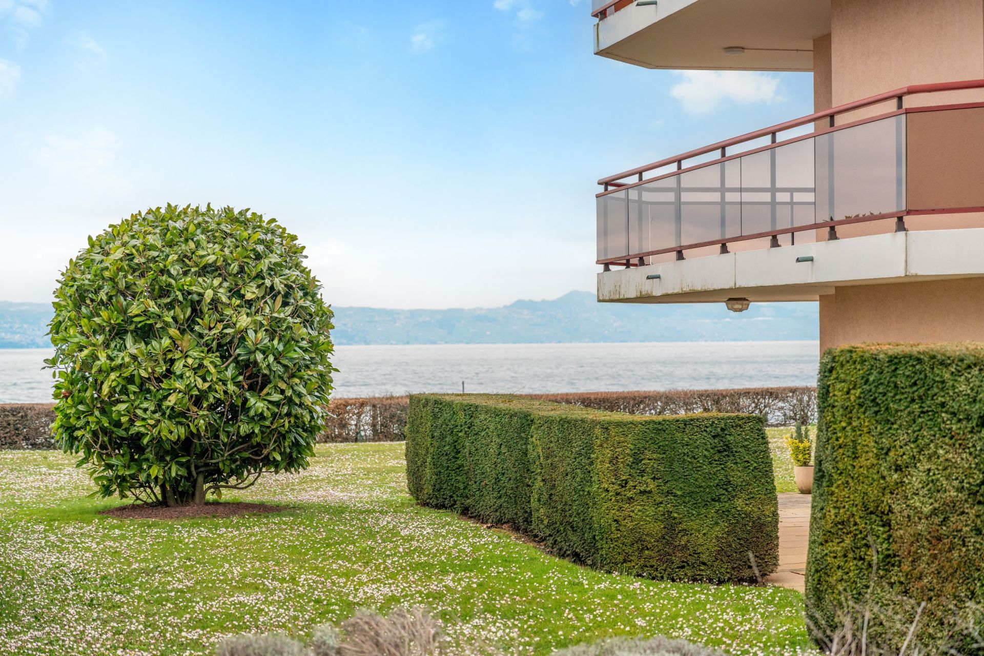 luxury apartment 4 Rooms for sale on PUBLIER (74500)