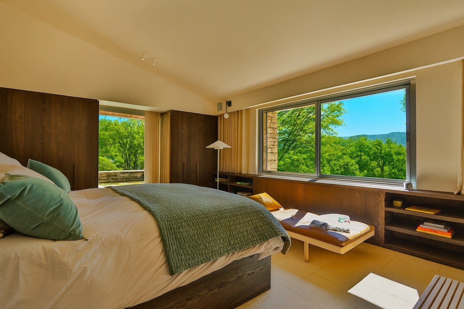 luxury property 15 Rooms for sale on MENERBES (84560)