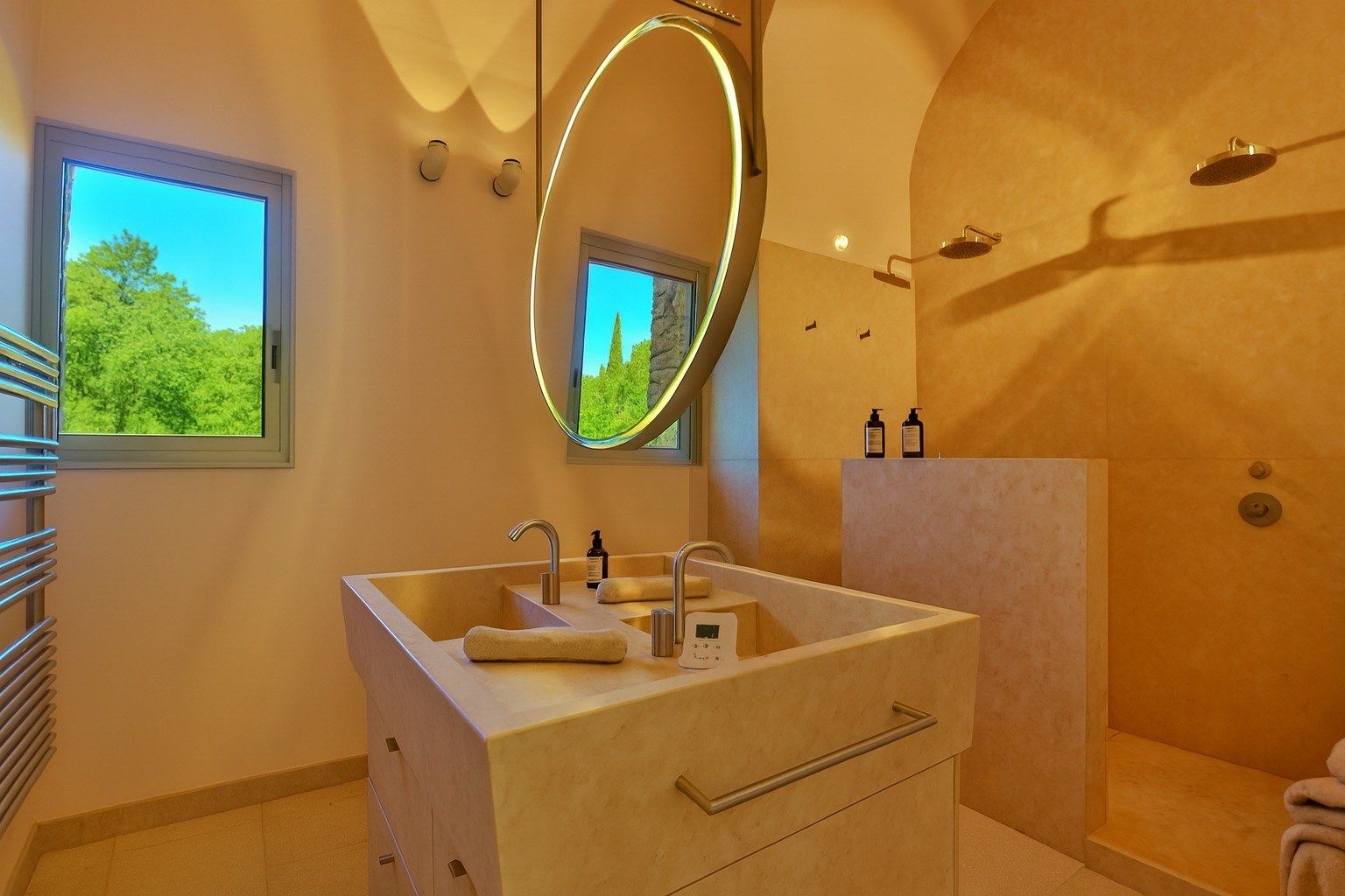 luxury property 15 Rooms for sale on MENERBES (84560)