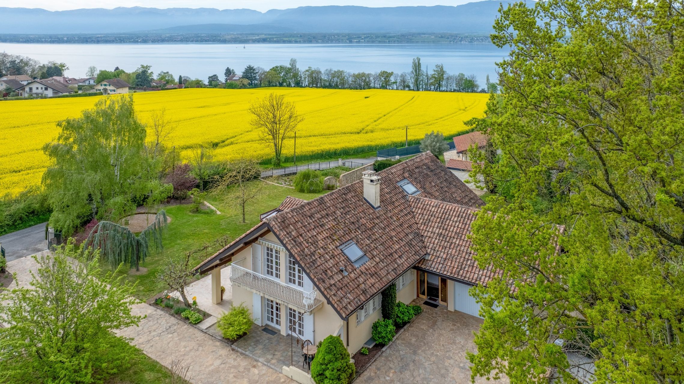 luxury house 8 Rooms for sale on CHENS SUR LEMAN (74140)