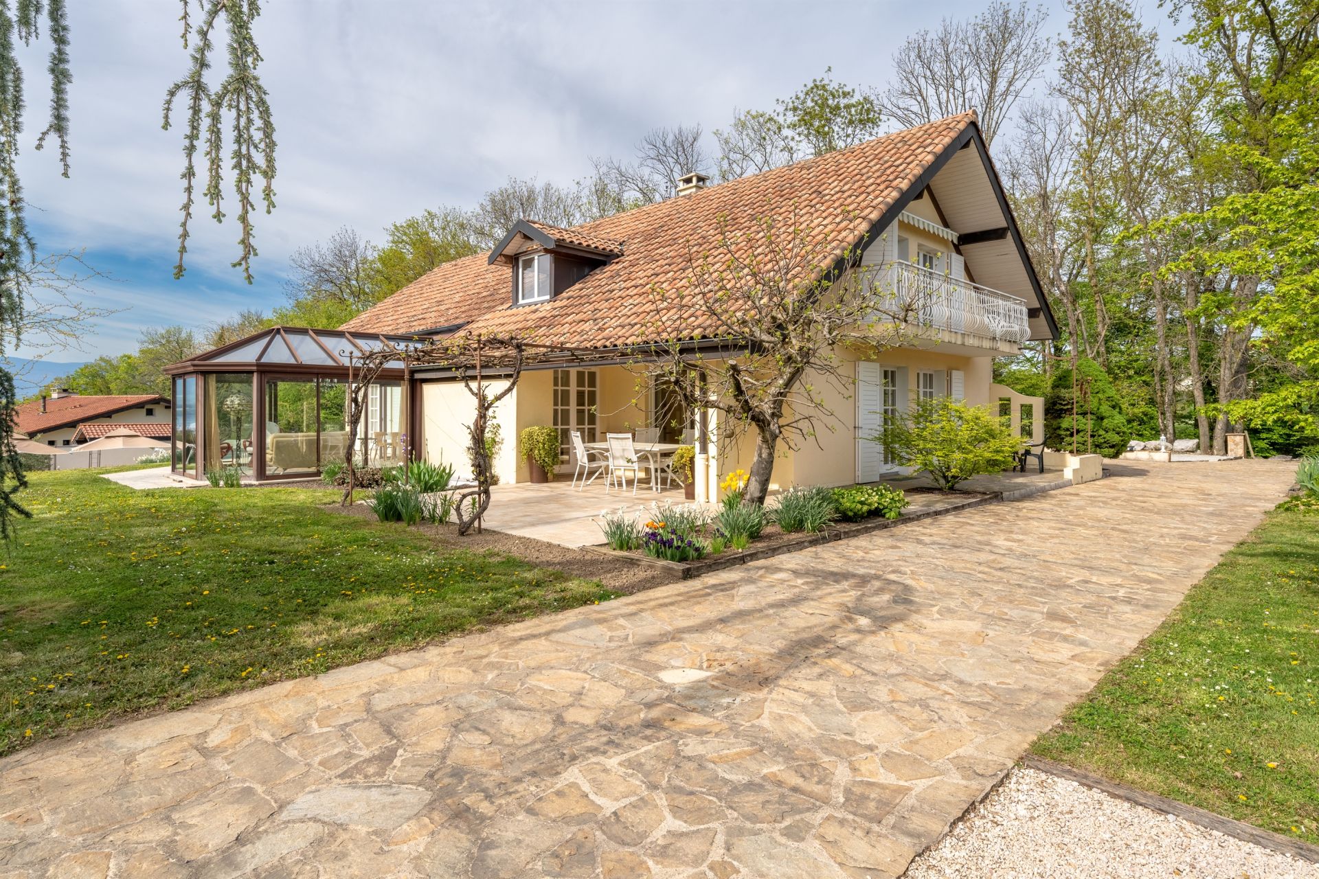 luxury house 8 Rooms for sale on CHENS SUR LEMAN (74140)