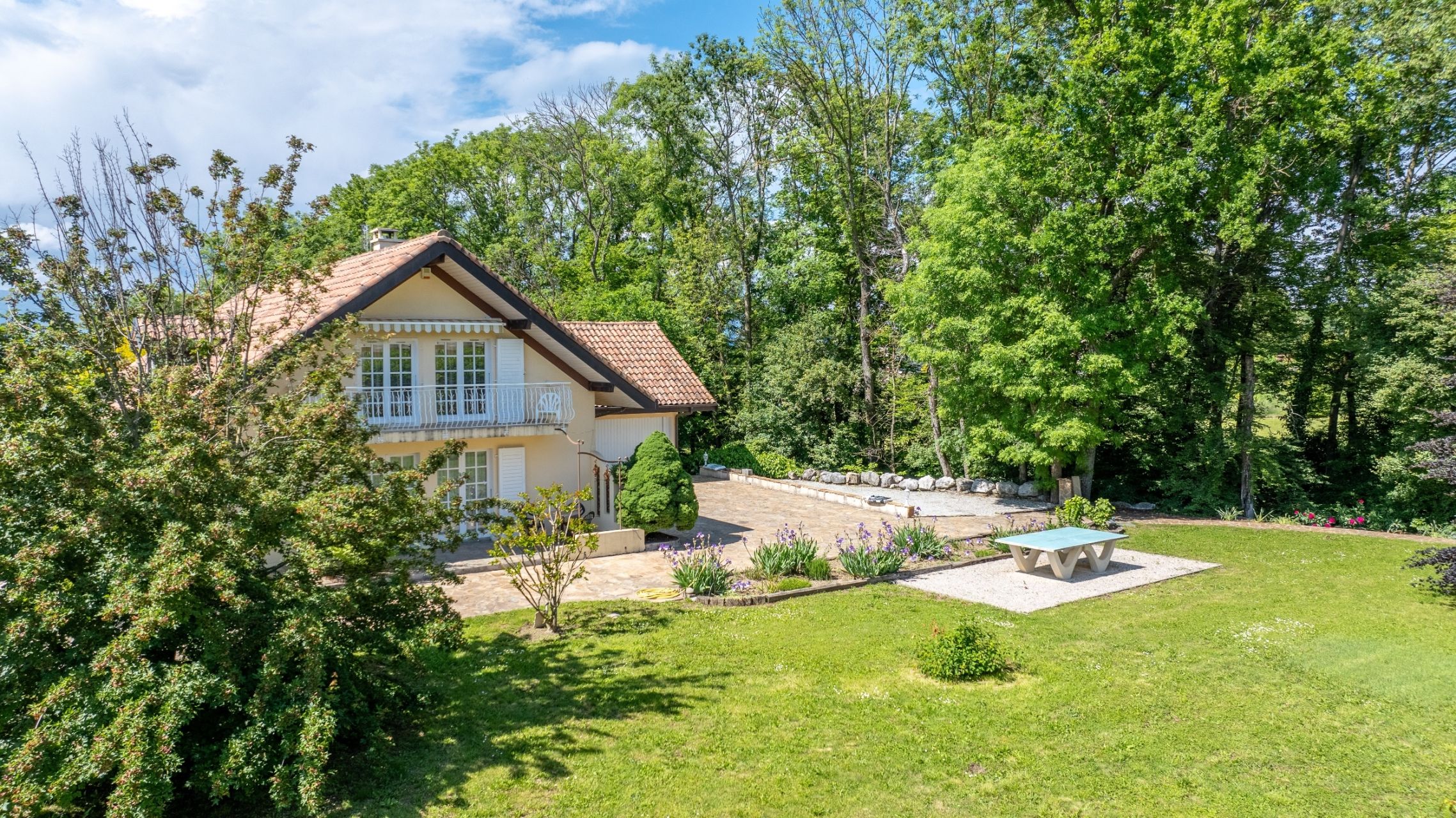 luxury house 8 Rooms for sale on CHENS SUR LEMAN (74140)