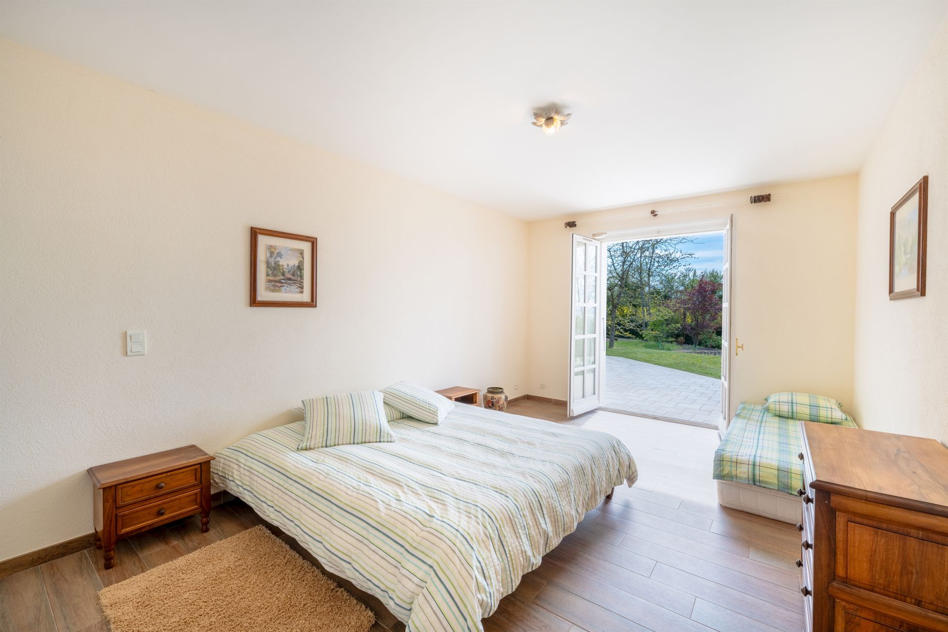 luxury house 8 Rooms for sale on CHENS SUR LEMAN (74140)