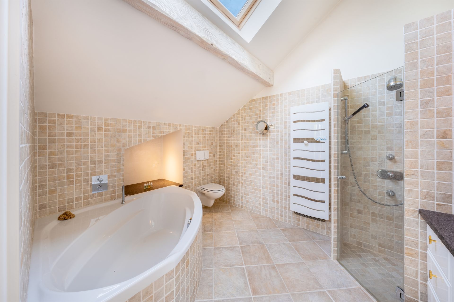 luxury house 8 Rooms for sale on CHENS SUR LEMAN (74140)