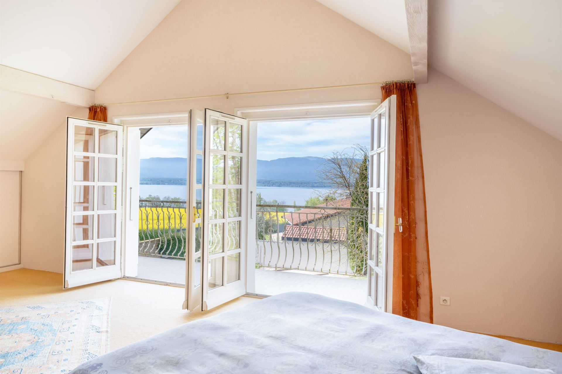 luxury house 8 Rooms for sale on CHENS SUR LEMAN (74140)