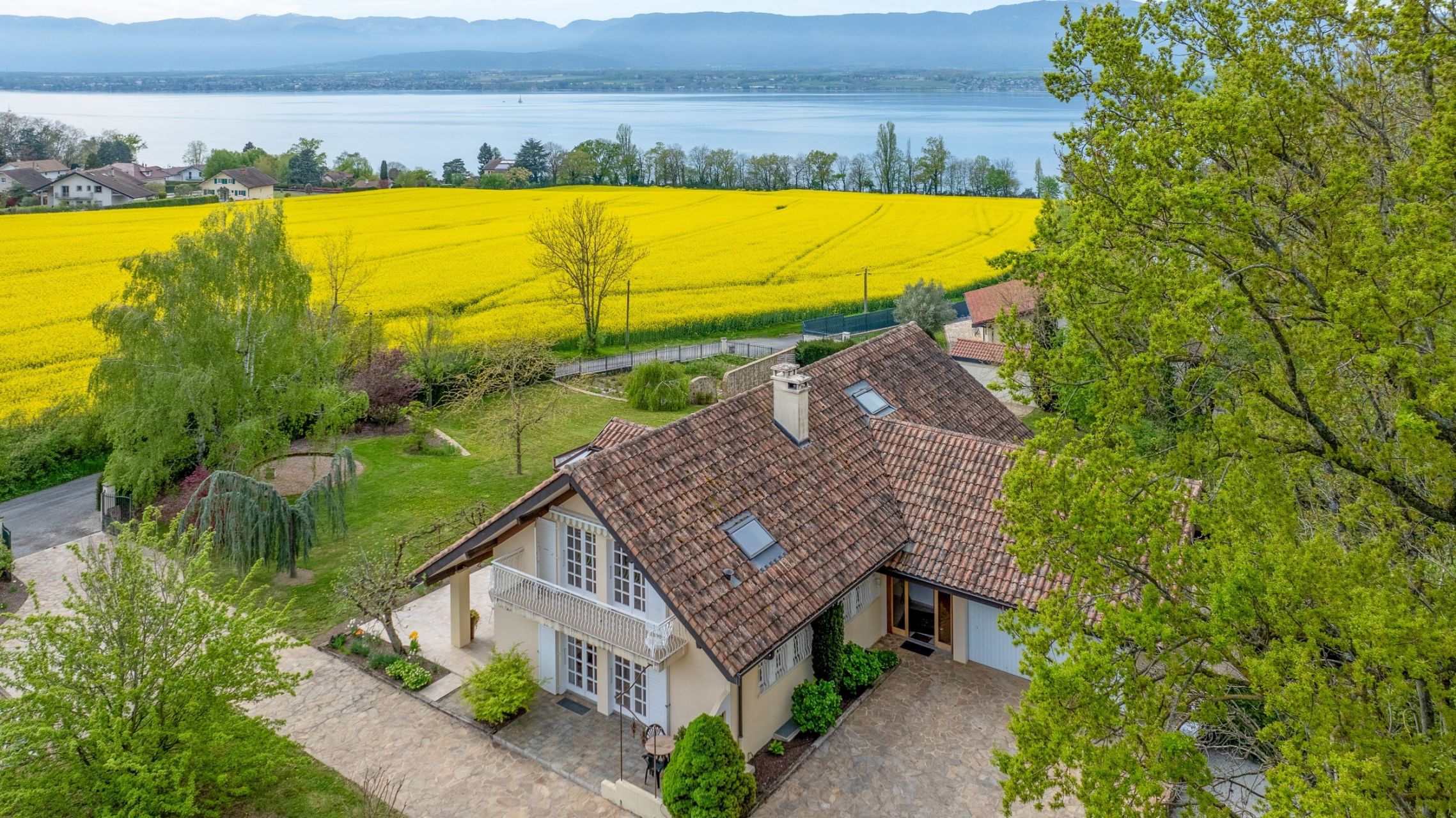 luxury house 8 Rooms for sale on CHENS SUR LEMAN (74140)