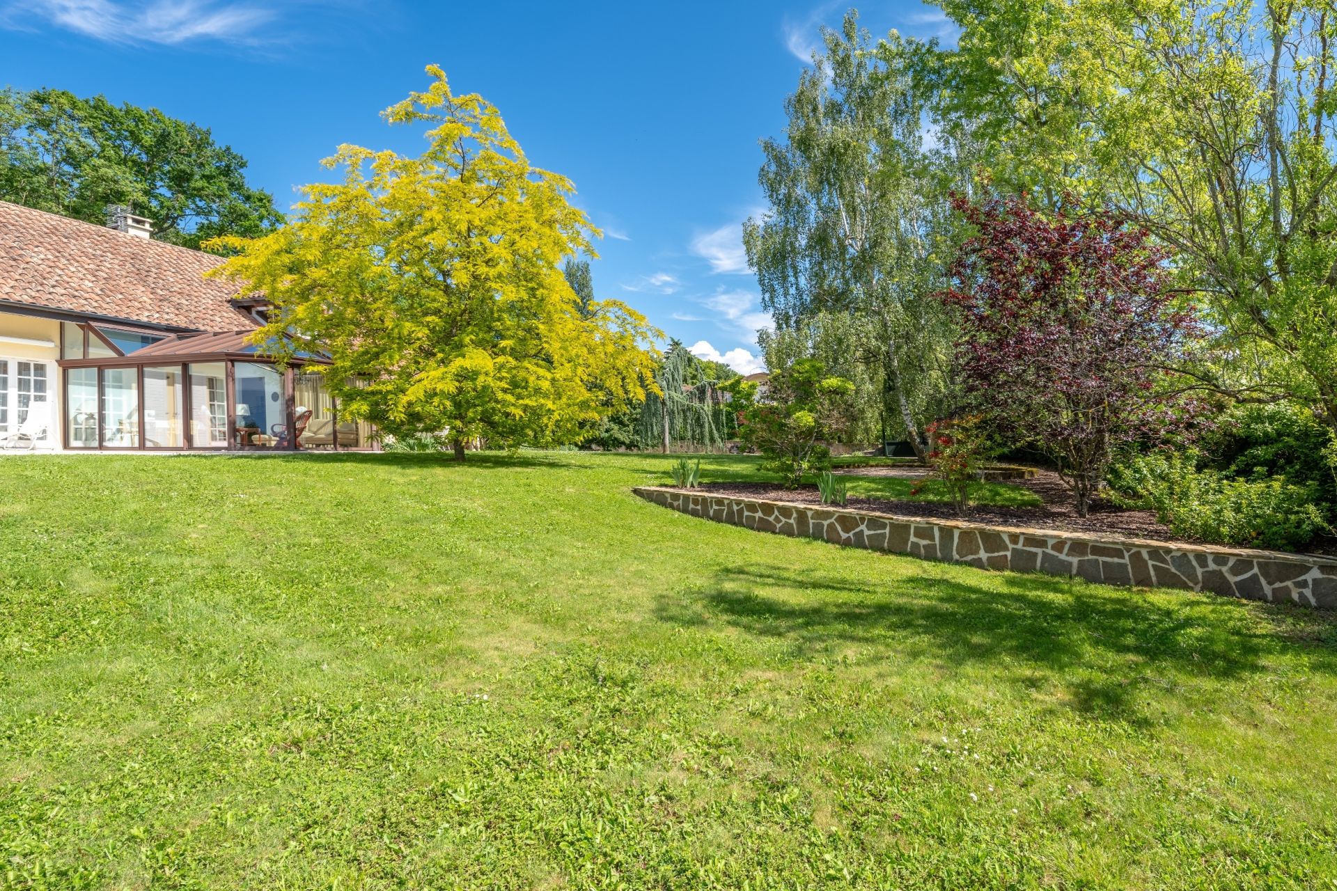 luxury house 8 Rooms for sale on CHENS SUR LEMAN (74140)