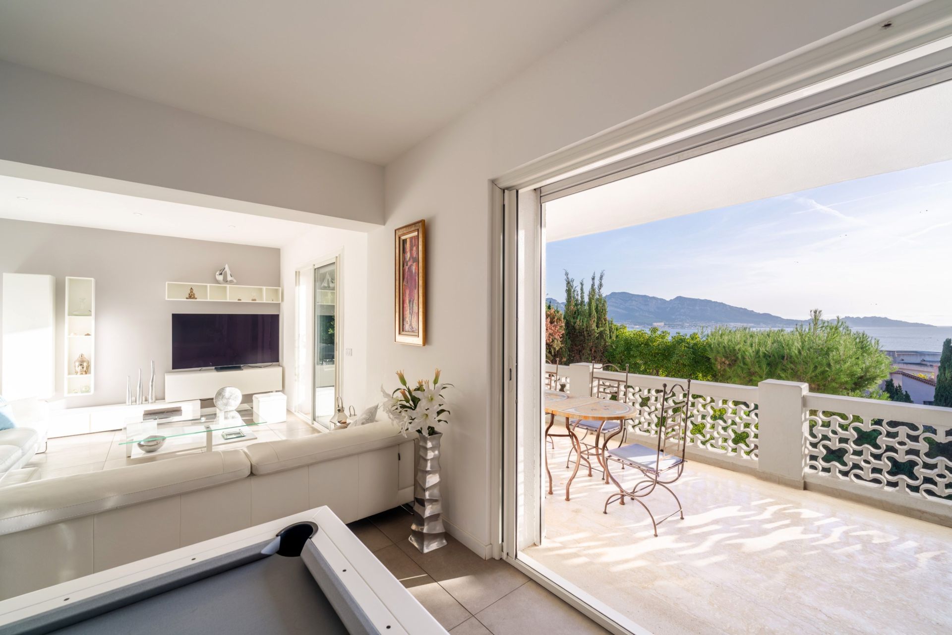 luxury apartment 6 Rooms for sale on MARSEILLE (13007)