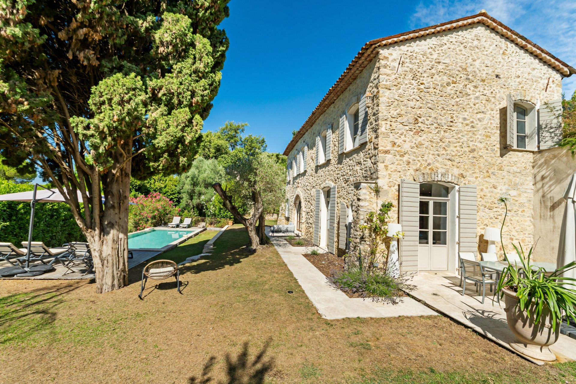 luxury provencale house 10 Rooms for sale on MOUGINS (06250)