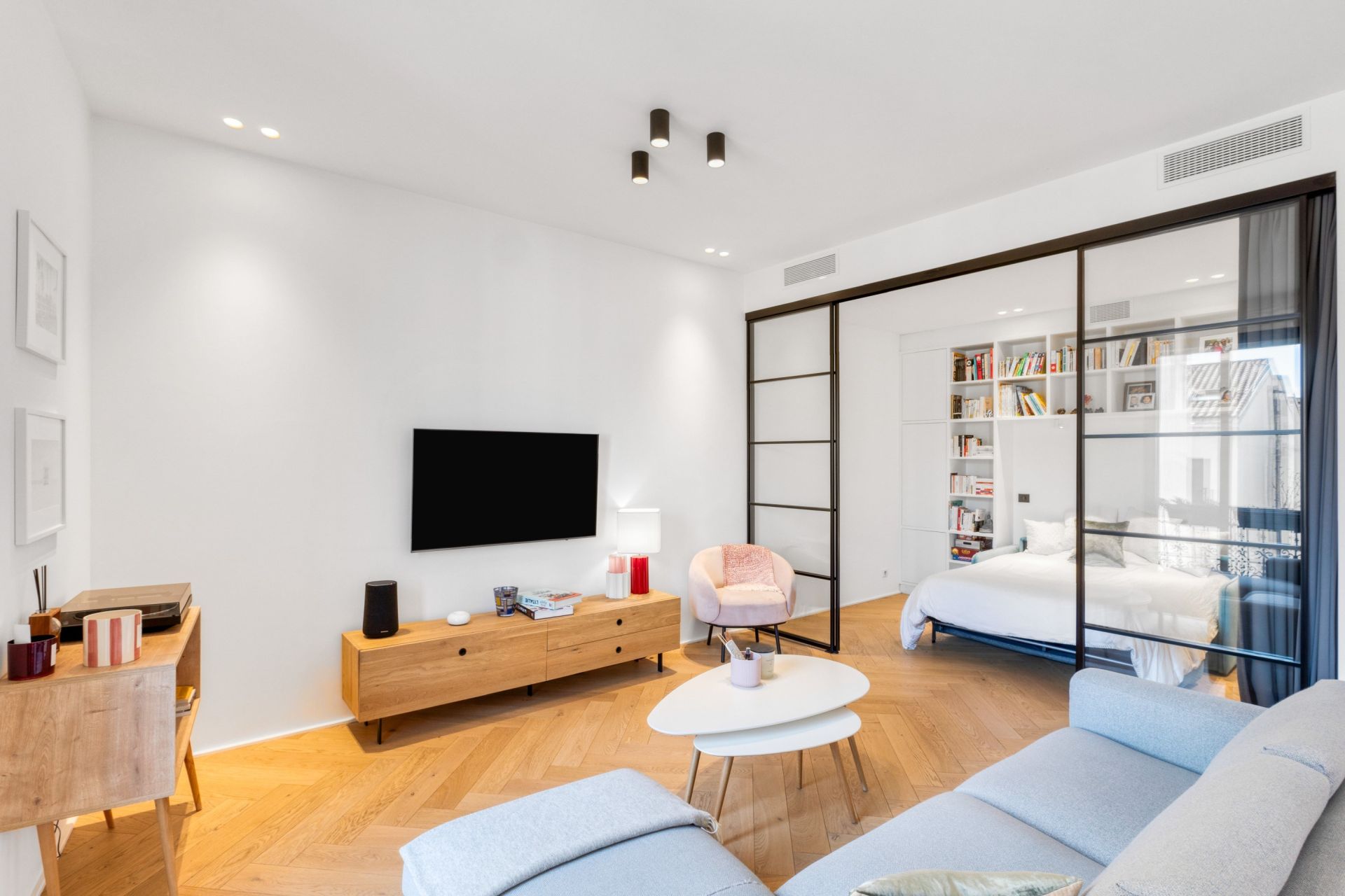 luxury apartment 3 Rooms for sale on CANNES (06400)