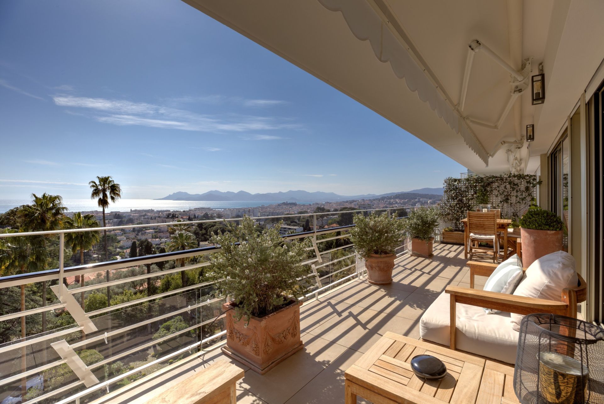luxury apartment 3 Rooms for sale on CANNES (06400)