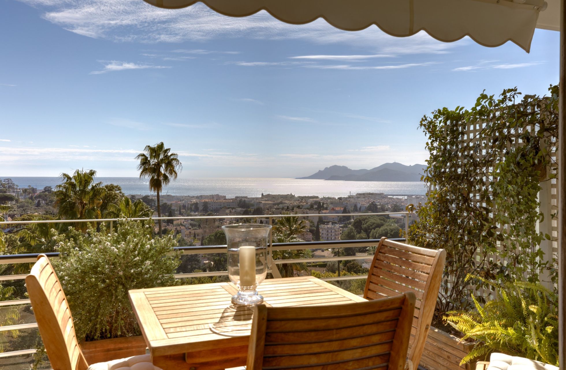 luxury apartment 3 Rooms for sale on CANNES (06400)