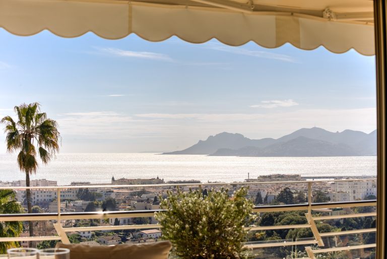 luxury apartment 3 Rooms for sale on CANNES (06400)