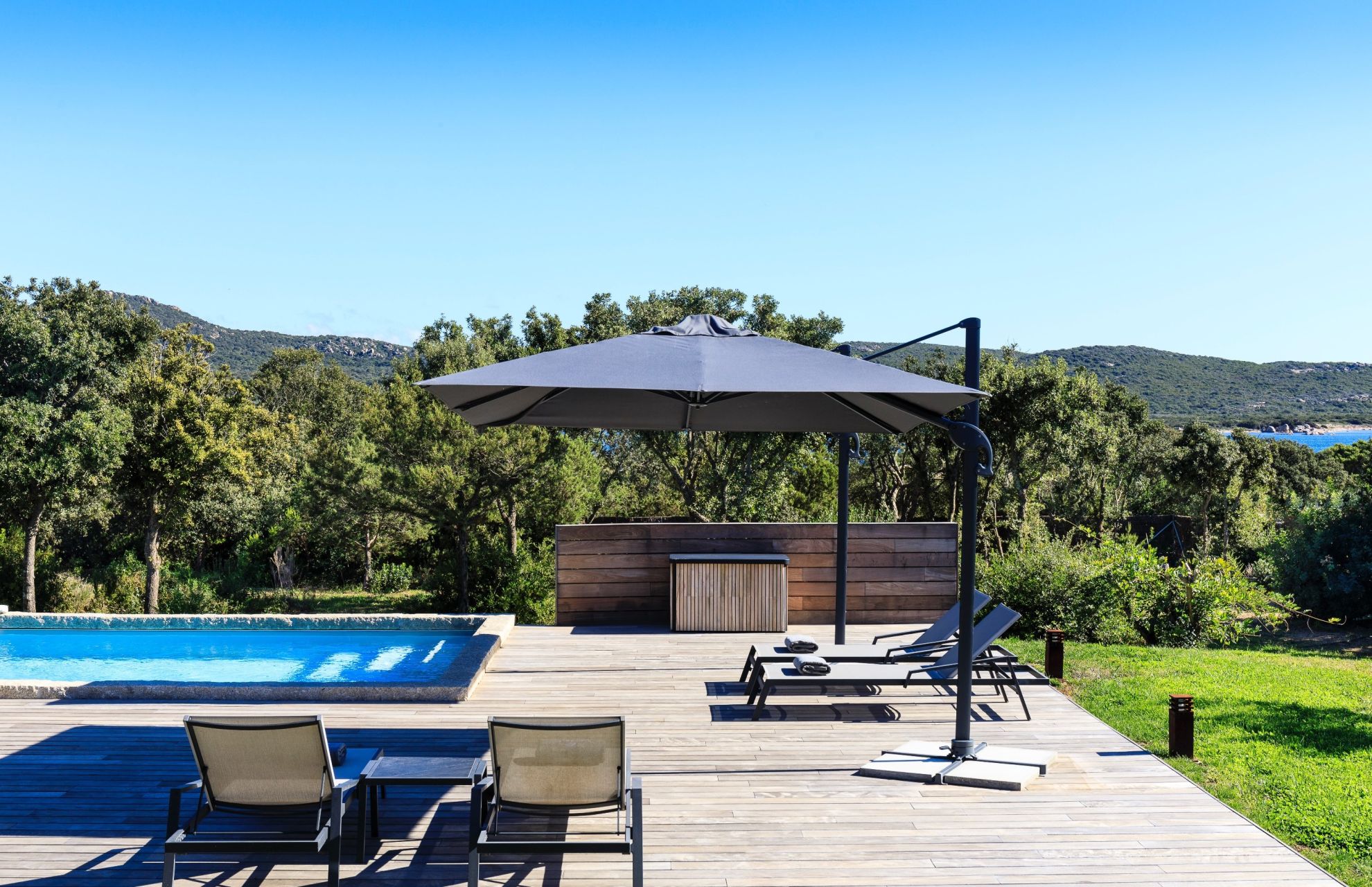 luxury villa 7 Rooms for sale on PIANOTTOLI CALDARELLO (20131)