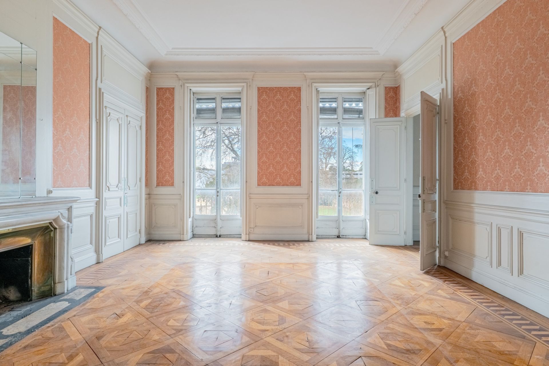 luxury apartment 6 Rooms for sale on LYON (69002)