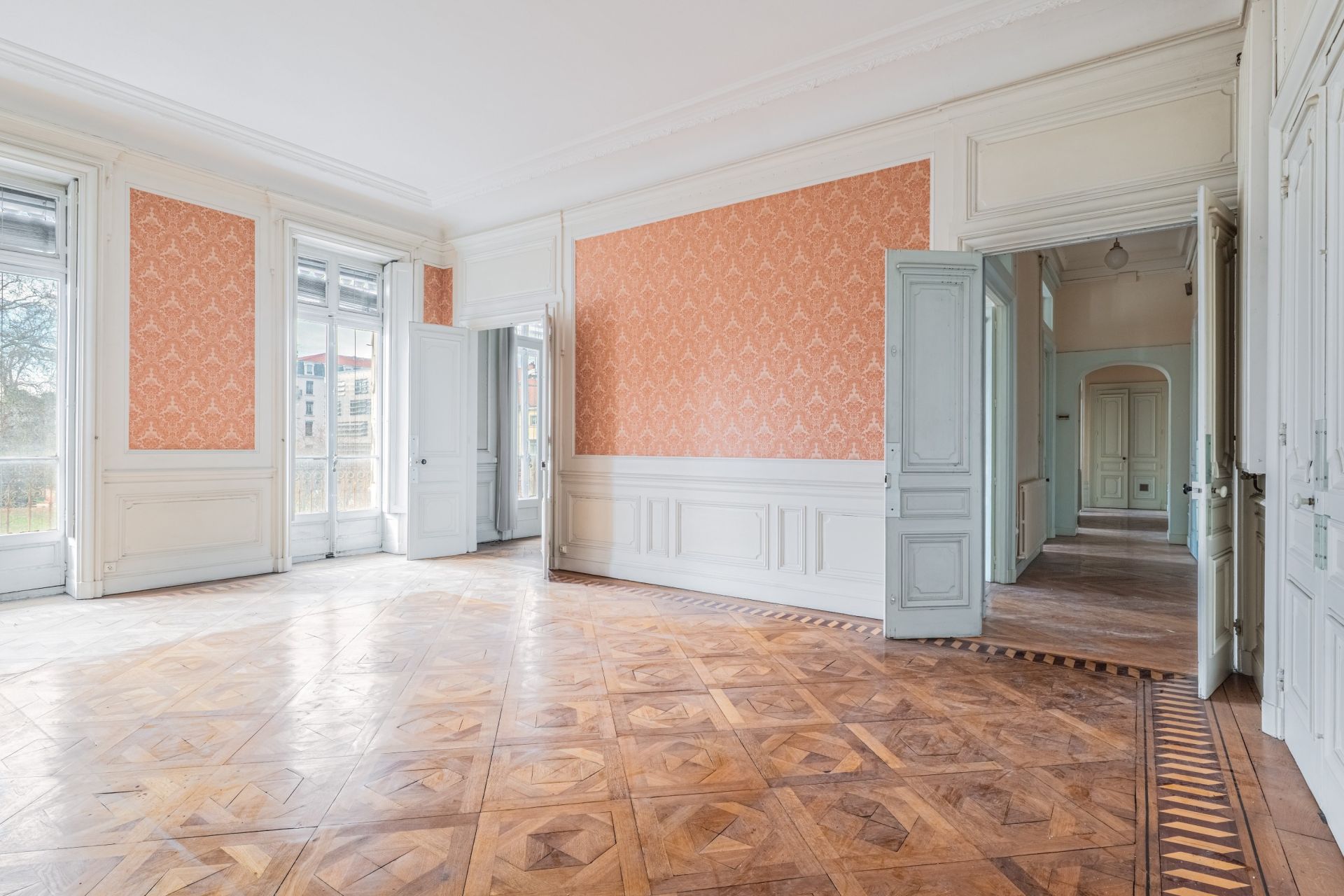 luxury apartment 6 Rooms for sale on LYON (69002)