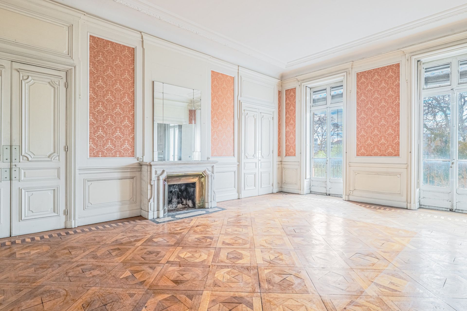 luxury apartment 6 Rooms for sale on LYON (69002)