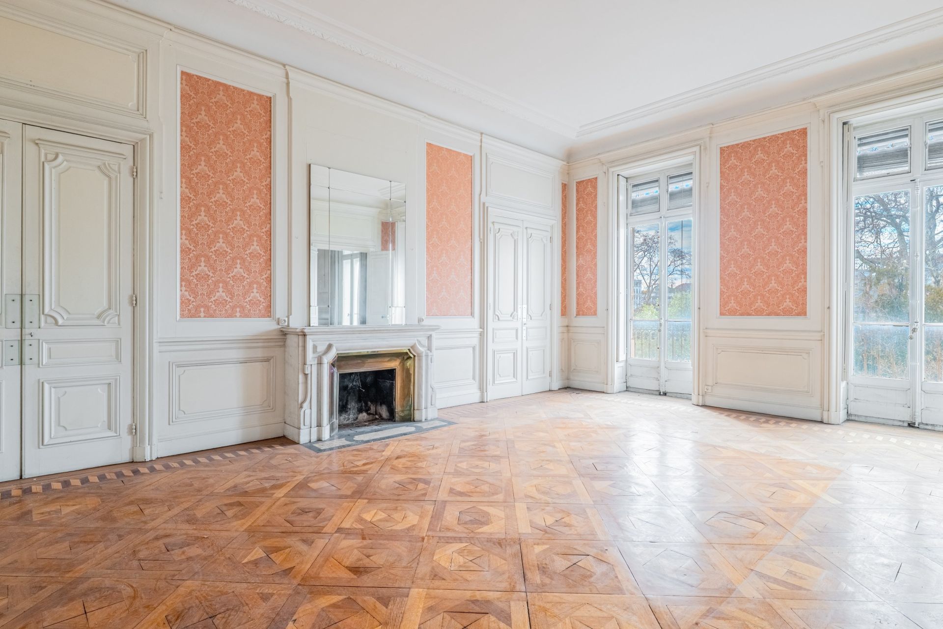 luxury apartment 6 Rooms for sale on LYON (69002)