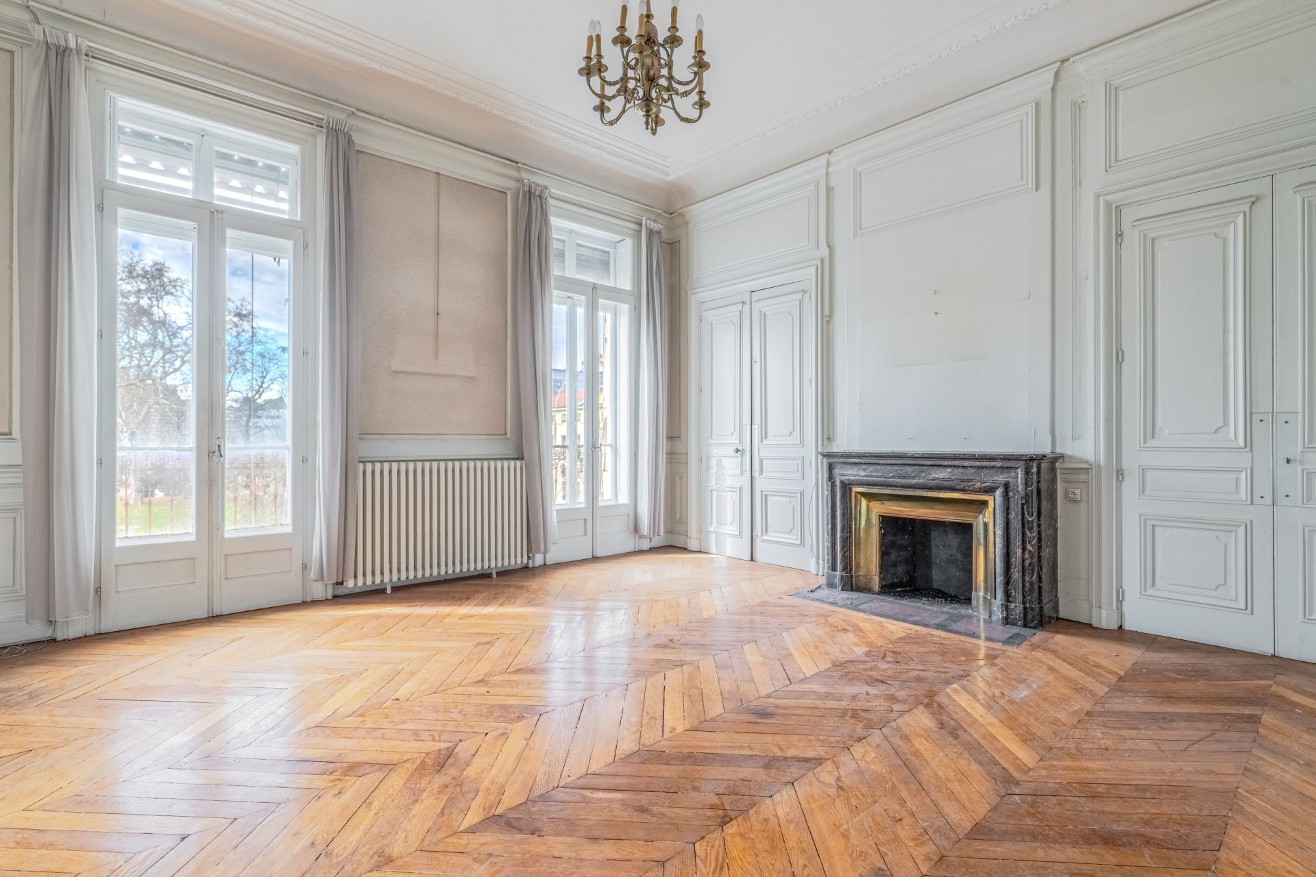 luxury apartment 6 Rooms for sale on LYON (69002)