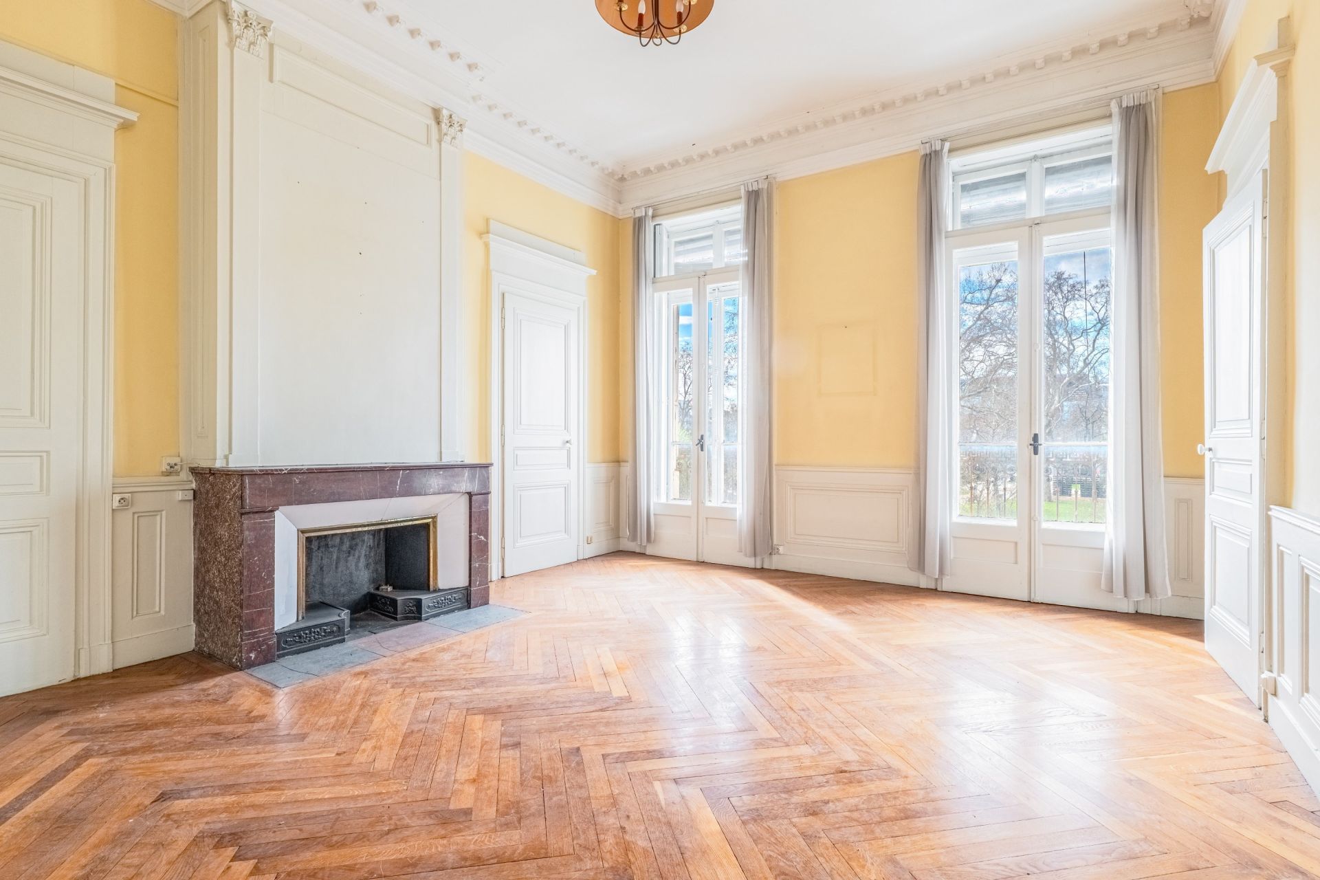 luxury apartment 6 Rooms for sale on LYON (69002)