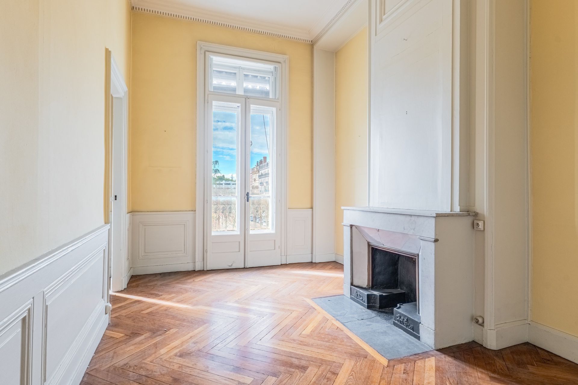 luxury apartment 6 Rooms for sale on LYON (69002)