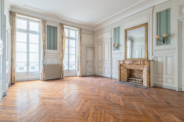 luxury apartment 6 Rooms for sale on LYON (69002)