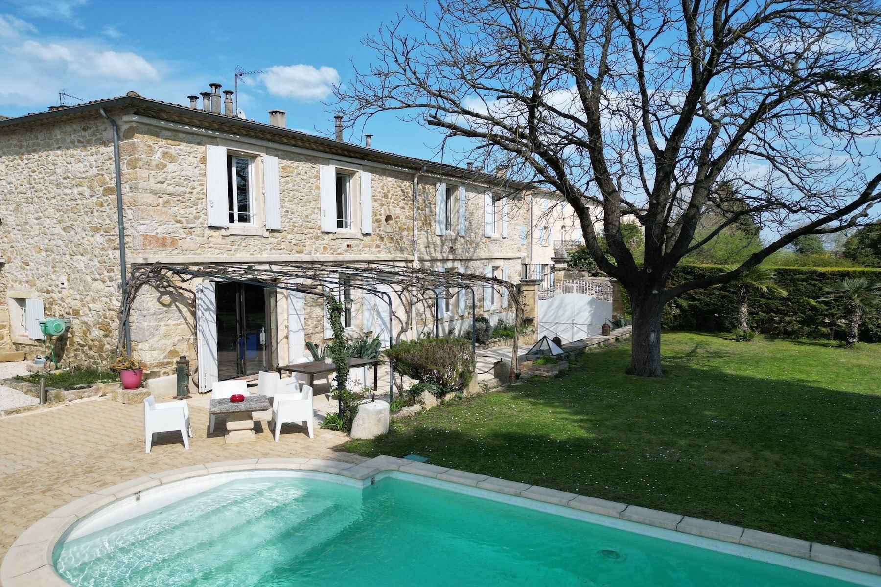 mansion 8 Rooms for sale on UZES (30700)
