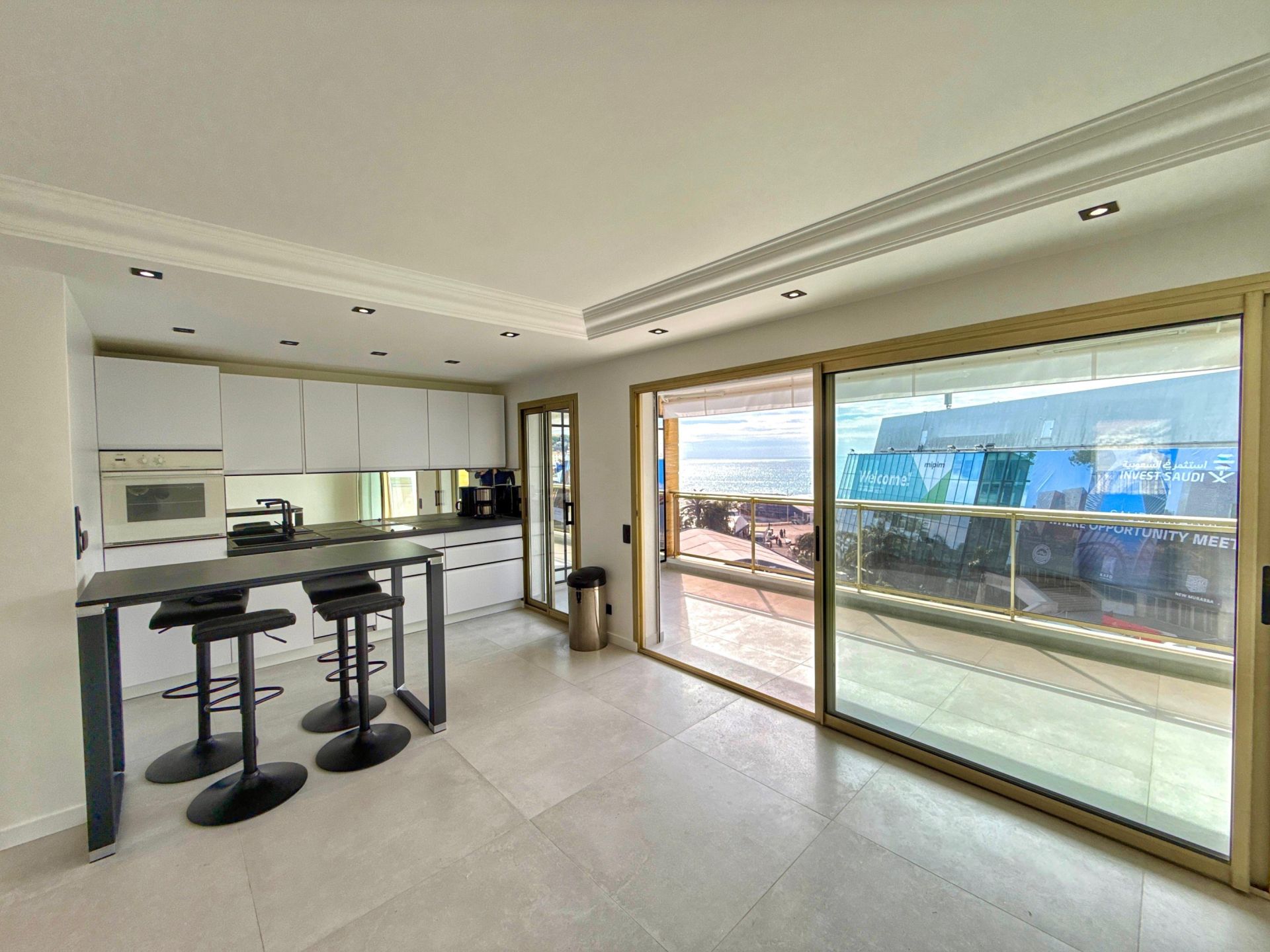 luxury apartment 2 Rooms for sale on CANNES (06400)
