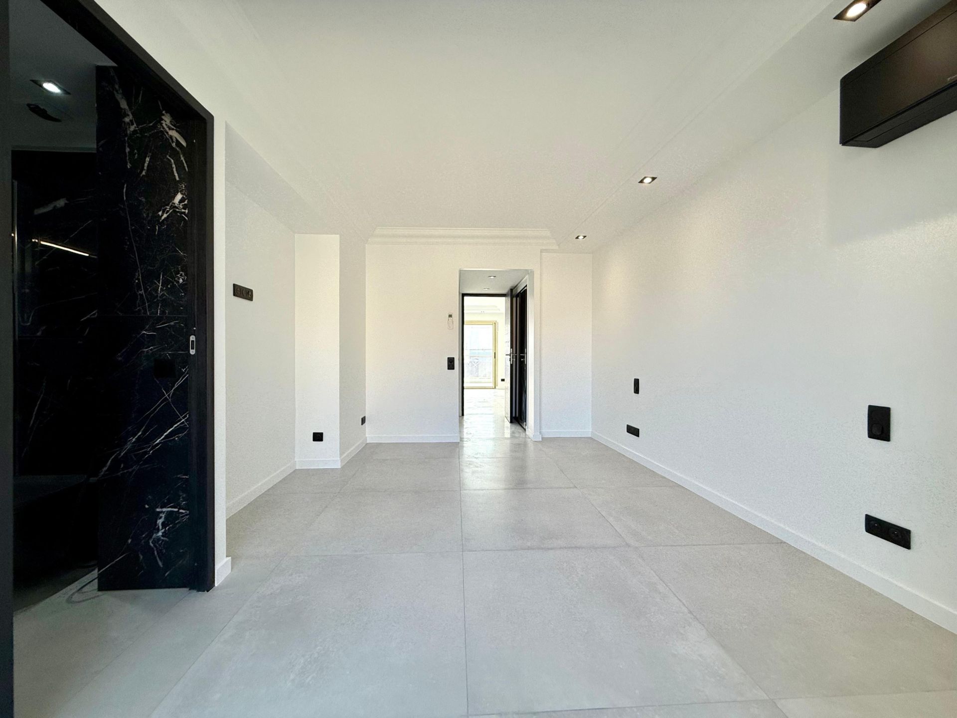 luxury apartment 2 Rooms for sale on CANNES (06400)