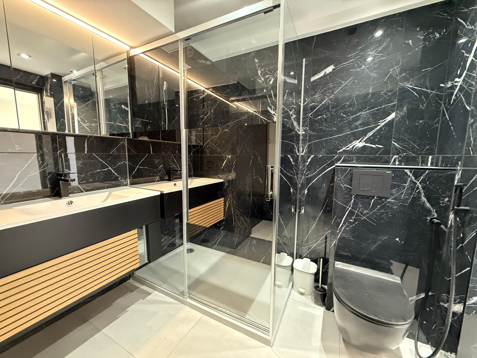 luxury apartment 2 Rooms for sale on CANNES (06400)