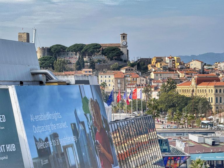 luxury apartment 2 Rooms for sale on CANNES (06400)