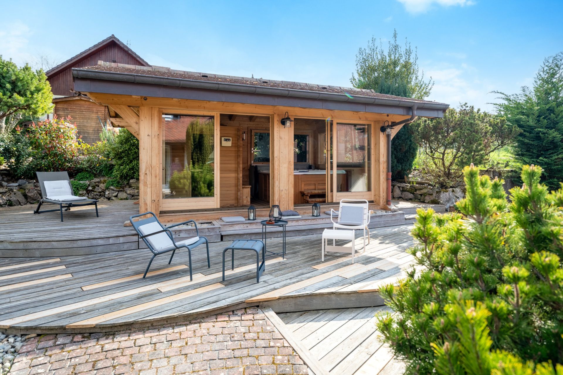 luxury house 8 Rooms for sale on NEUVECELLE (74500)