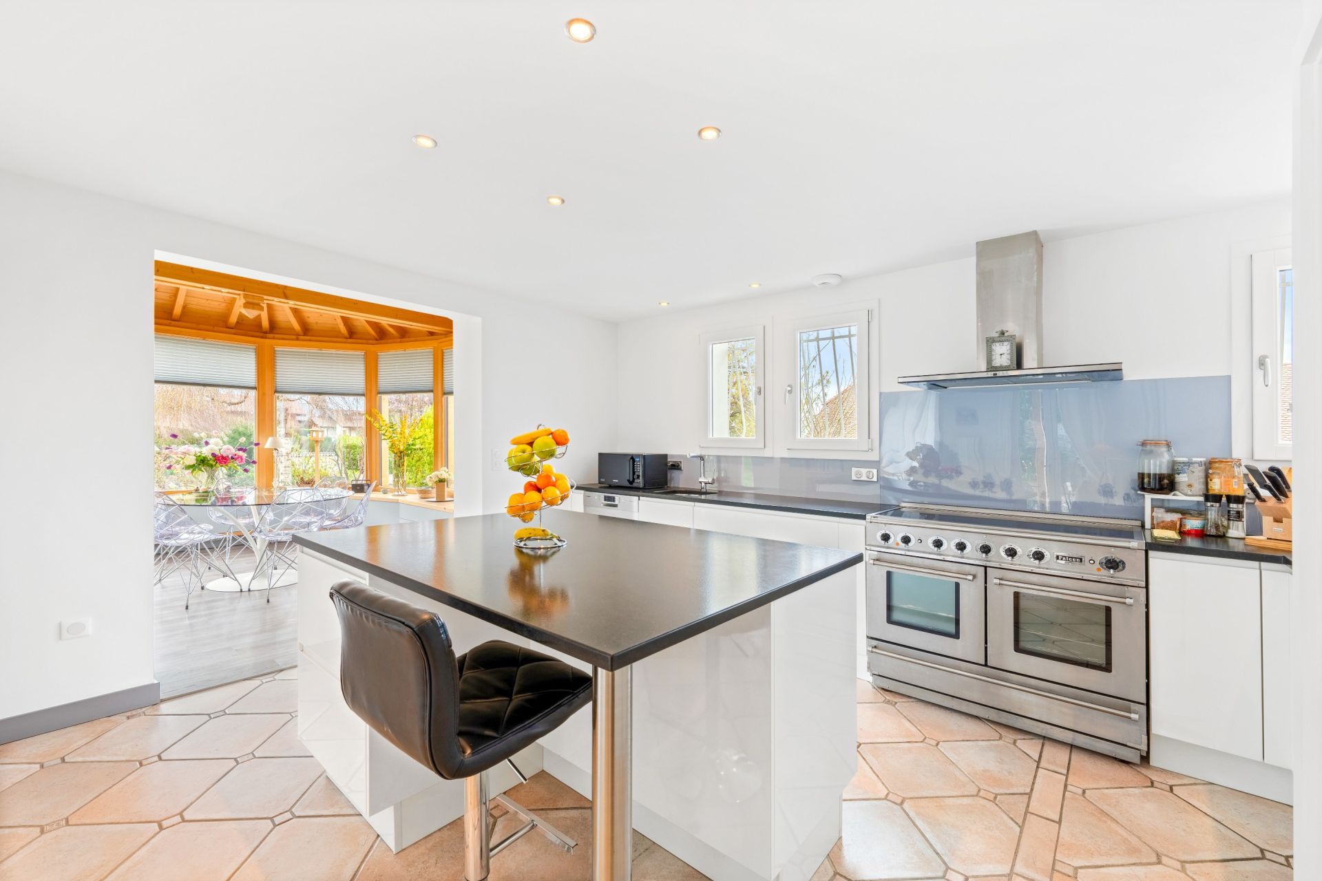 luxury house 8 Rooms for sale on NEUVECELLE (74500)
