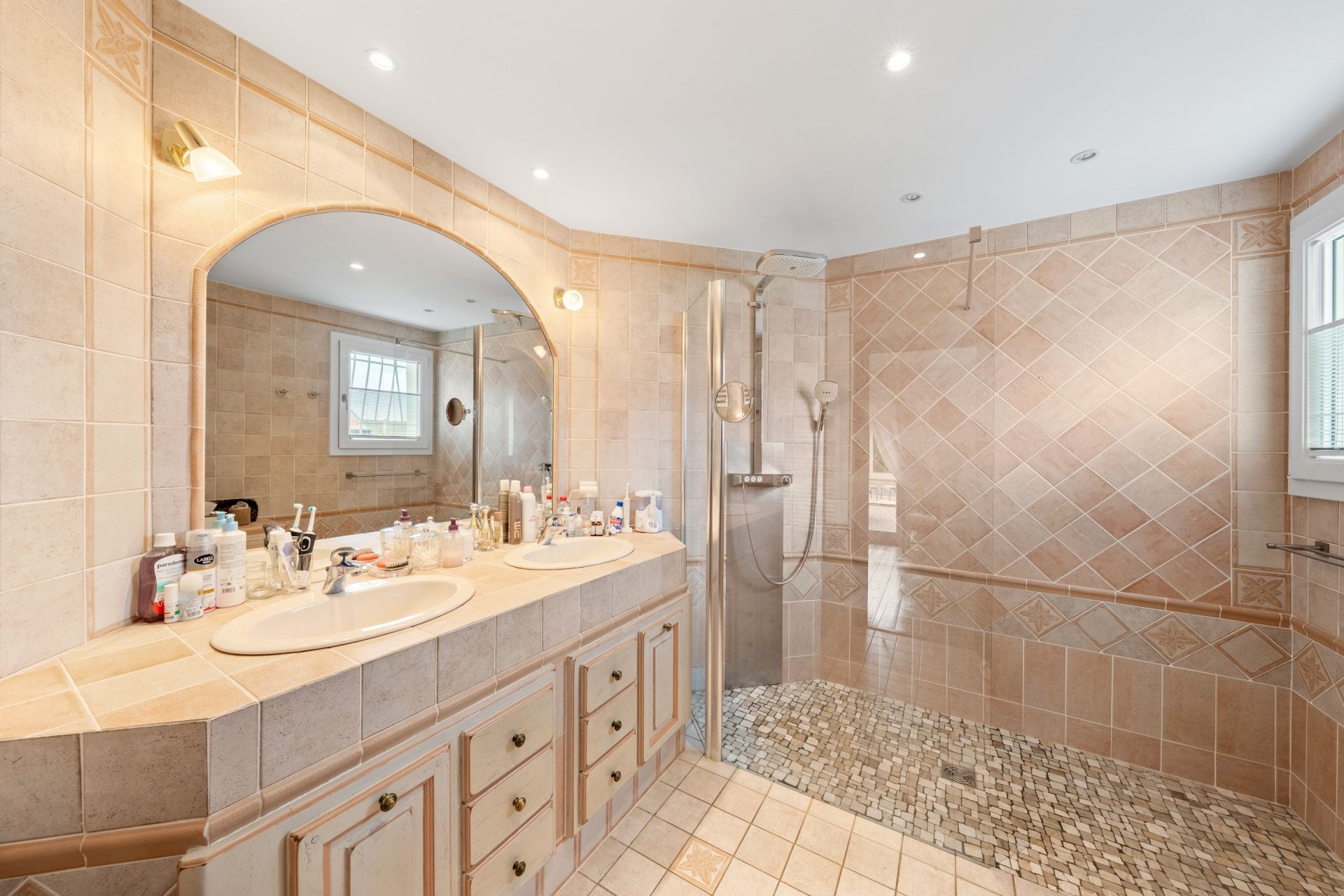 luxury house 8 Rooms for sale on NEUVECELLE (74500)
