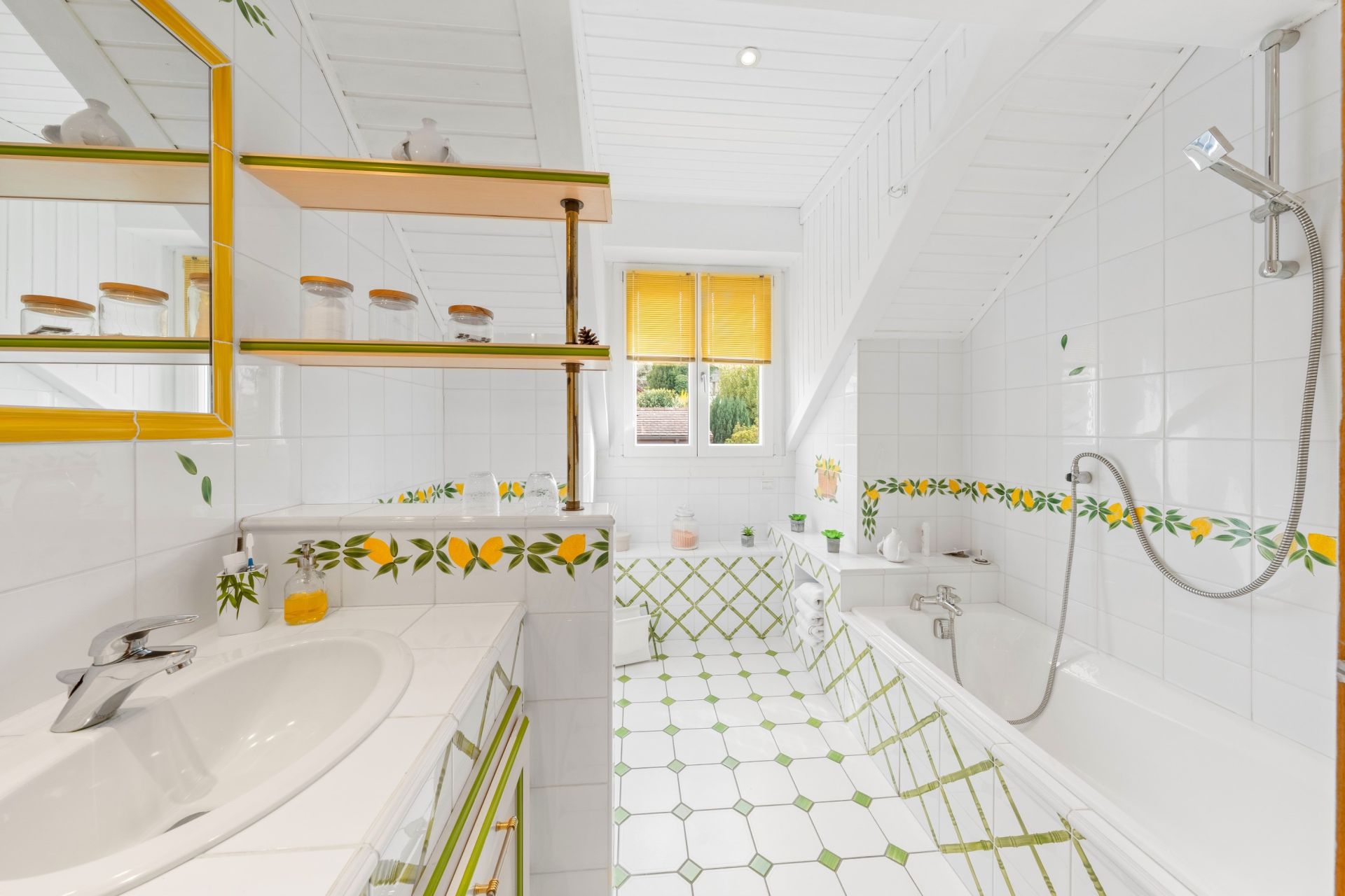 luxury house 8 Rooms for sale on NEUVECELLE (74500)