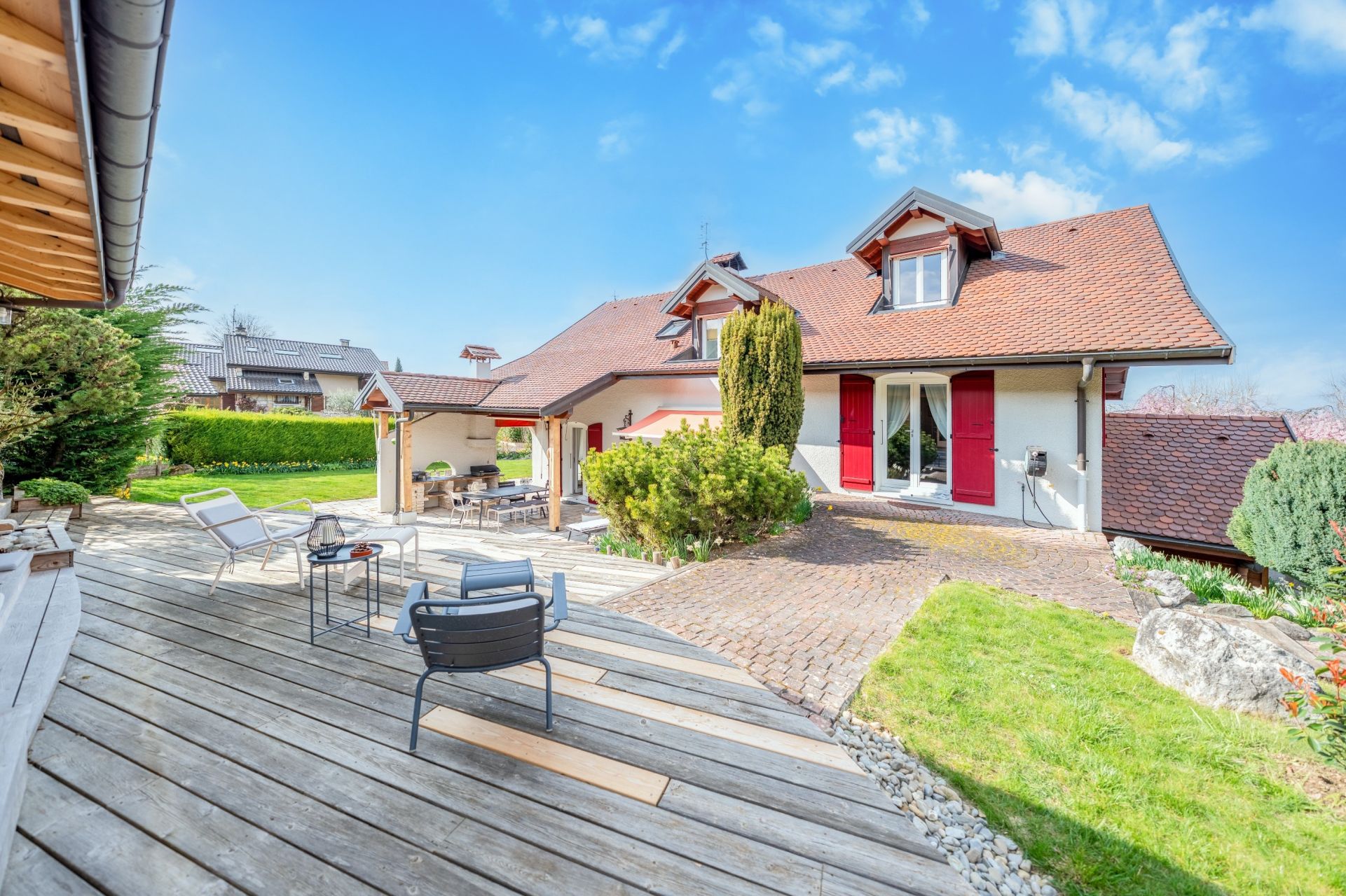 luxury house 8 Rooms for sale on NEUVECELLE (74500)