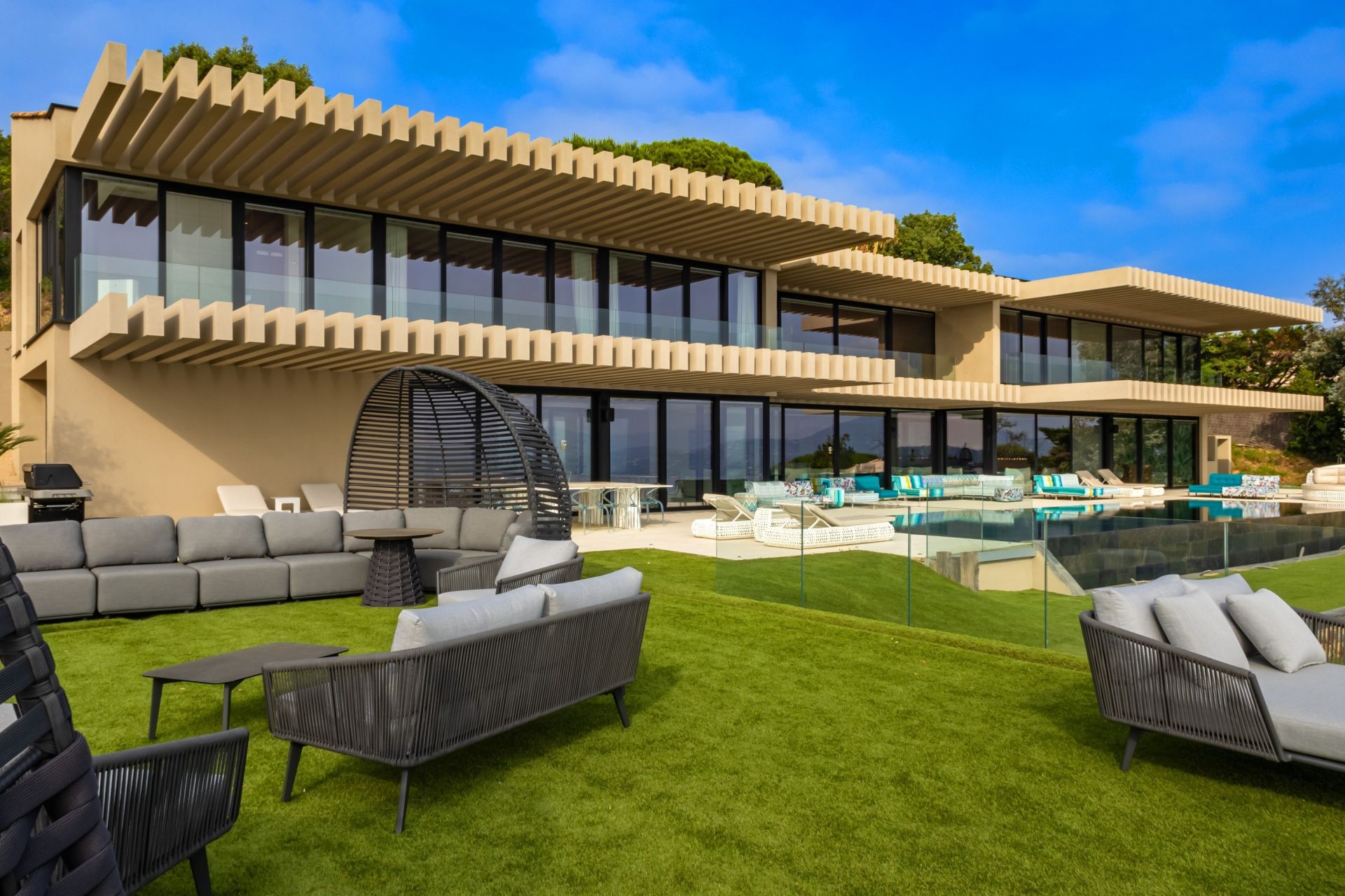 maison contemporaine 10 Pièces en vente sur GASSIN (83580)