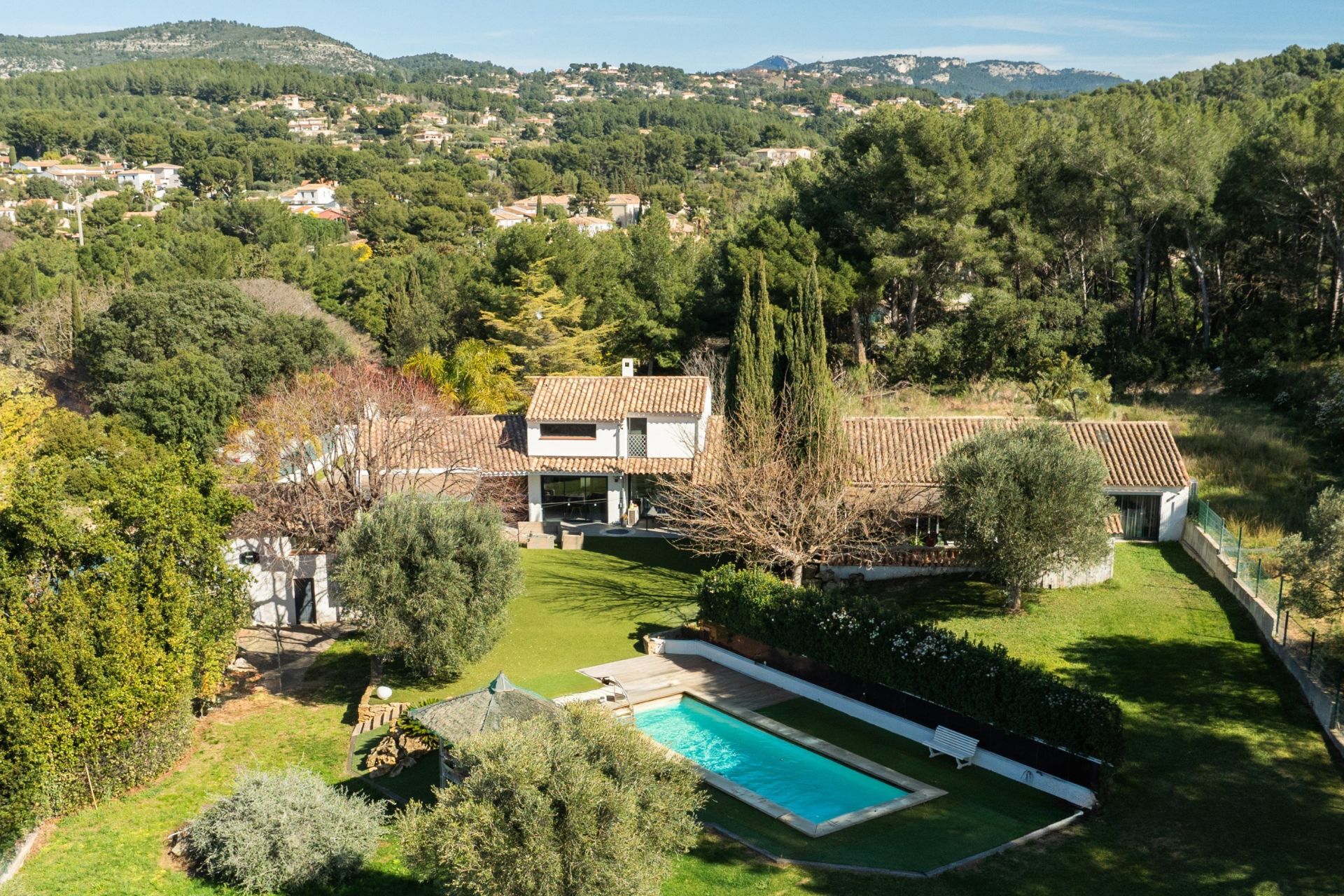luxury house 9 Rooms for sale on SANARY SUR MER (83110)