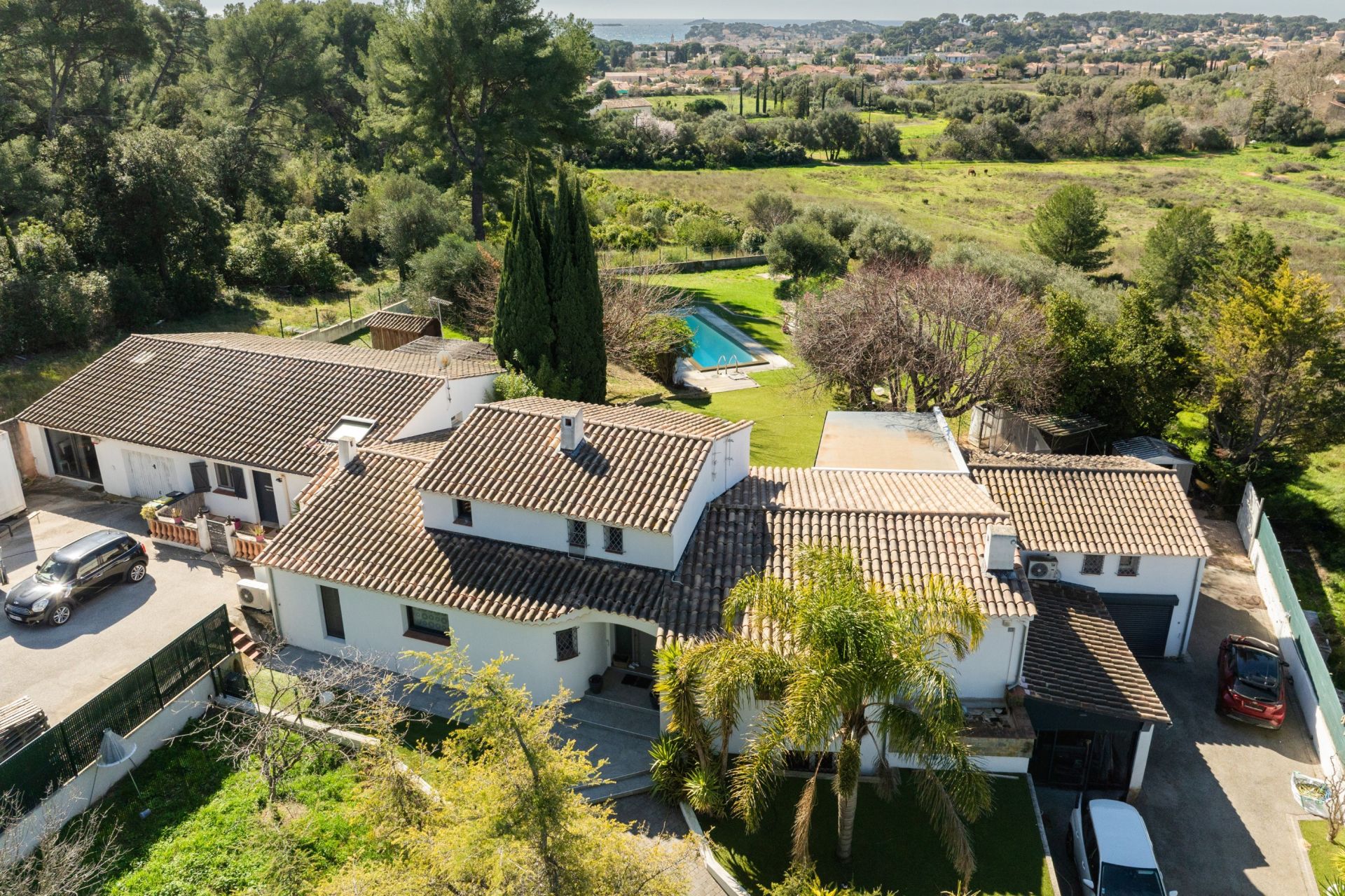 luxury house 9 Rooms for sale on SANARY SUR MER (83110)