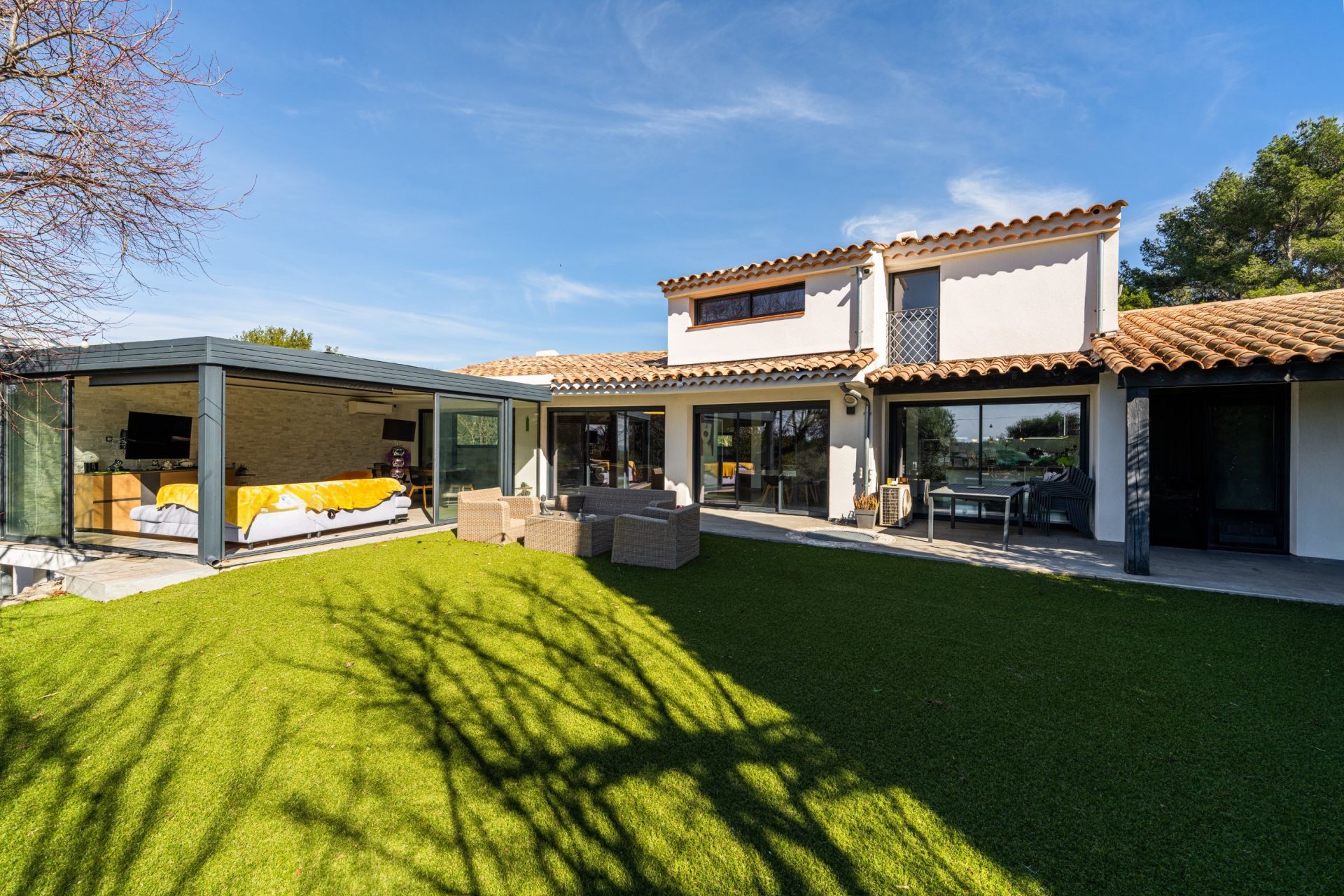 luxury house 9 Rooms for sale on SANARY SUR MER (83110)