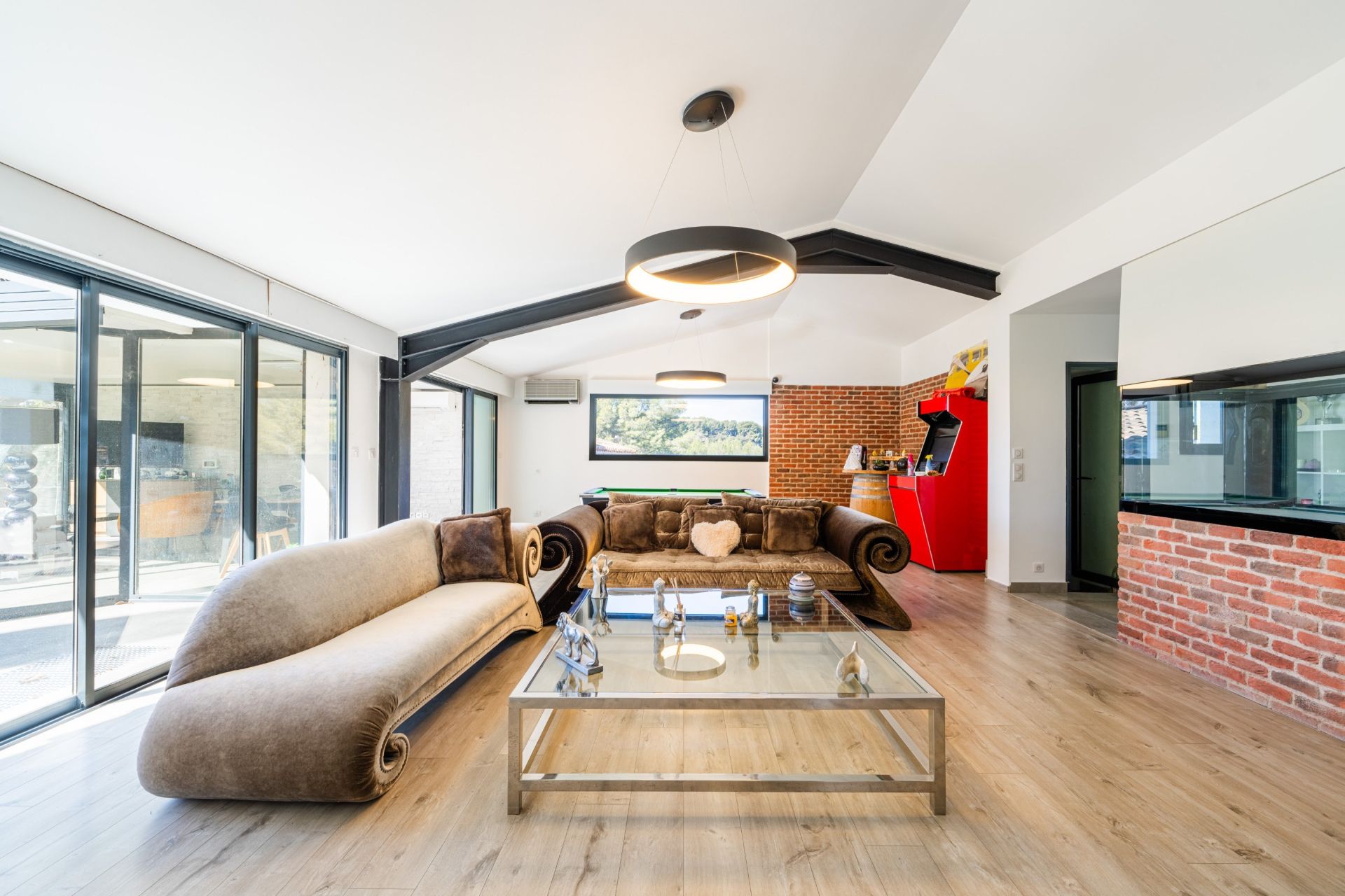 luxury house 9 Rooms for sale on SANARY SUR MER (83110)