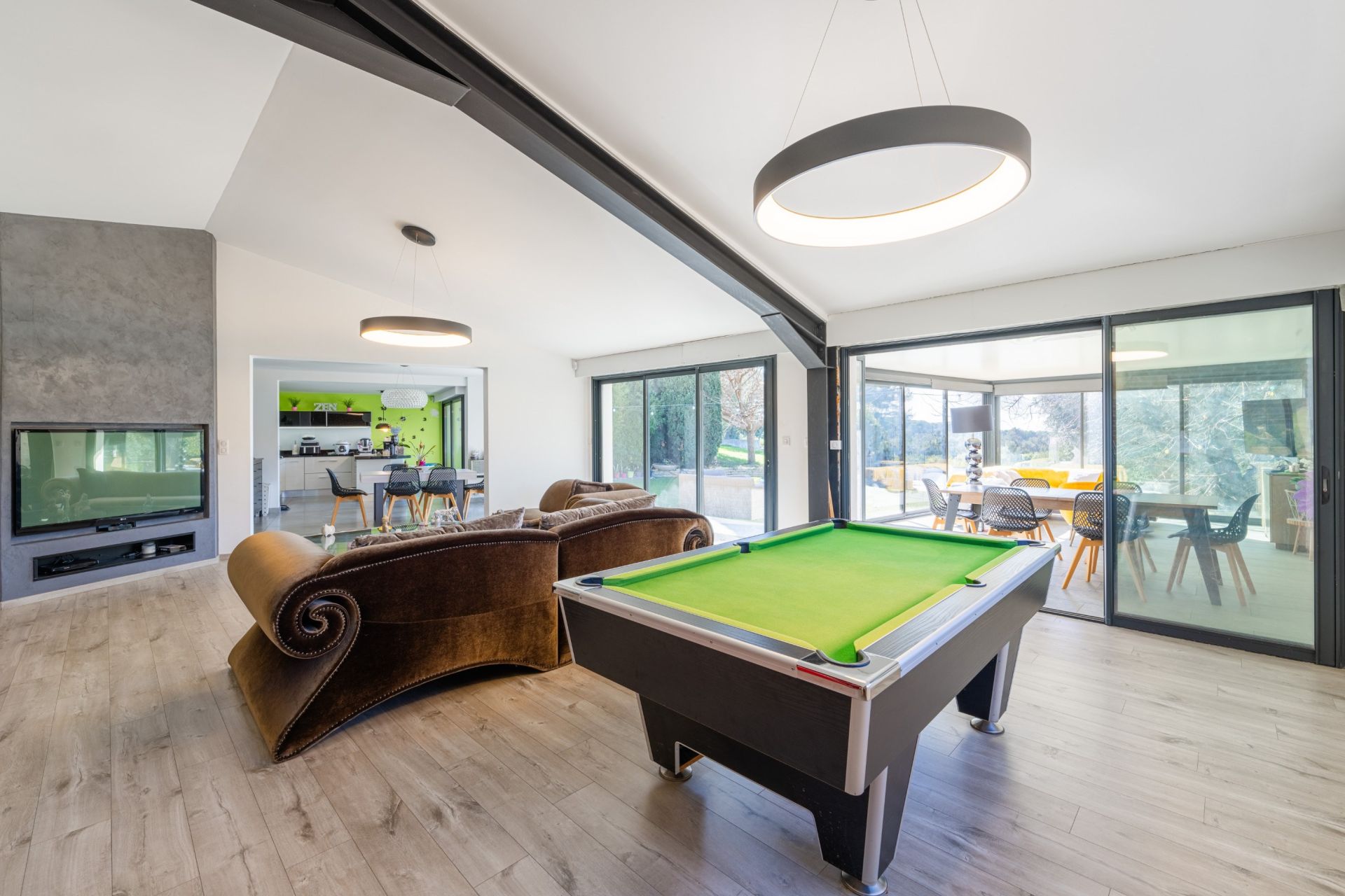 luxury house 9 Rooms for sale on SANARY SUR MER (83110)