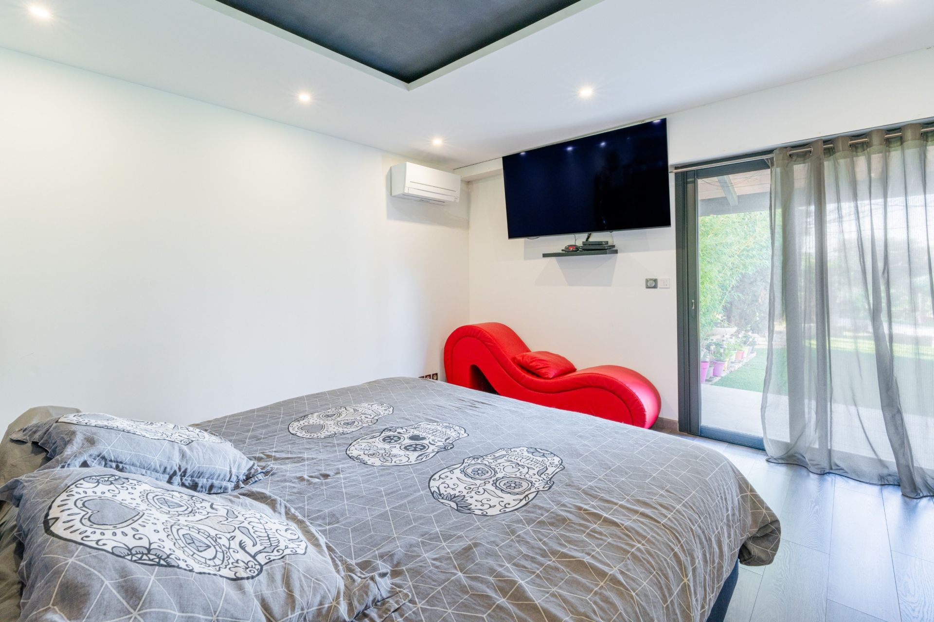 luxury house 9 Rooms for sale on SANARY SUR MER (83110)
